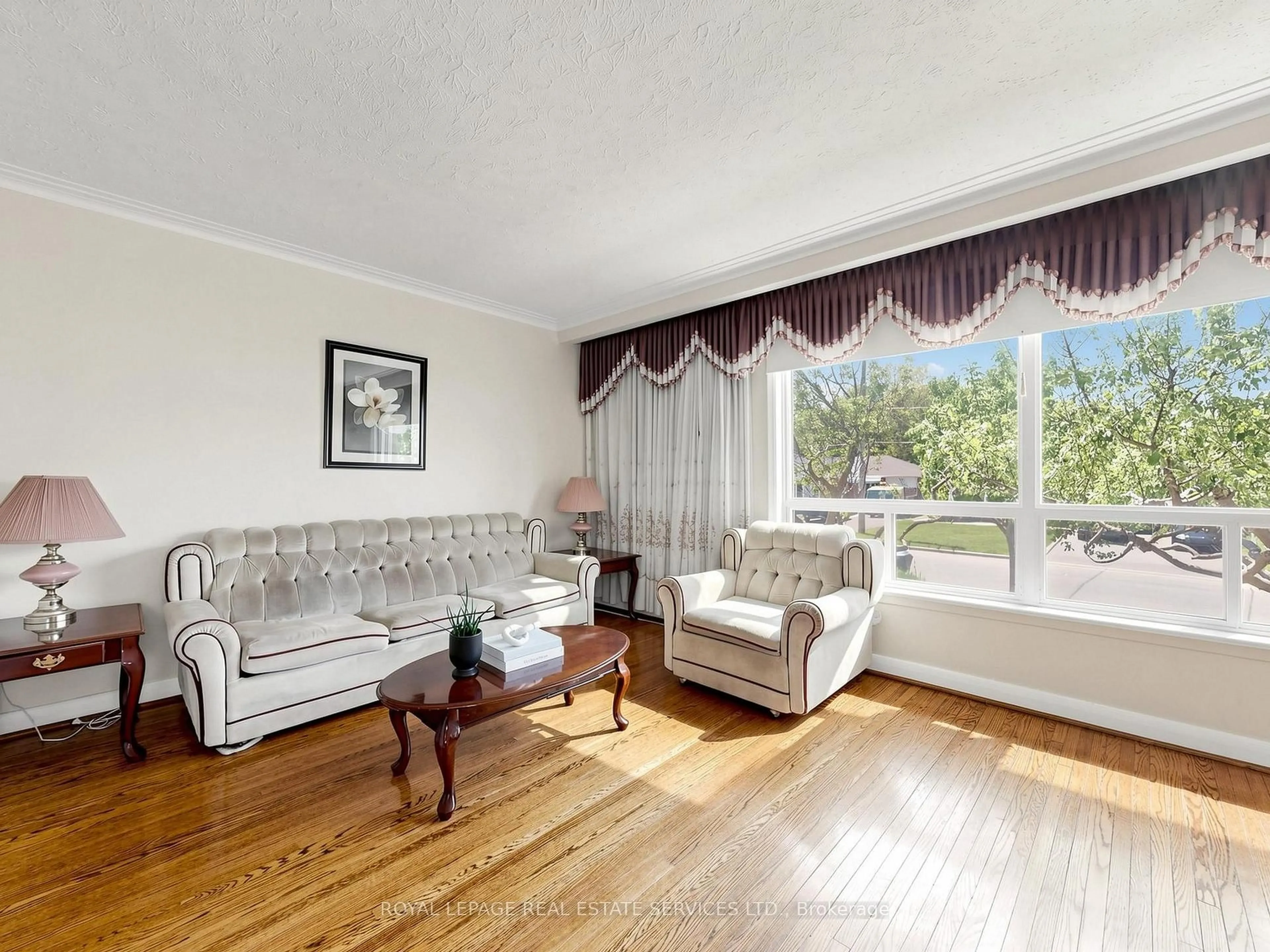 Living room with furniture, unknown for 86 Whitburn Cres, Toronto Ontario M3M 2S4