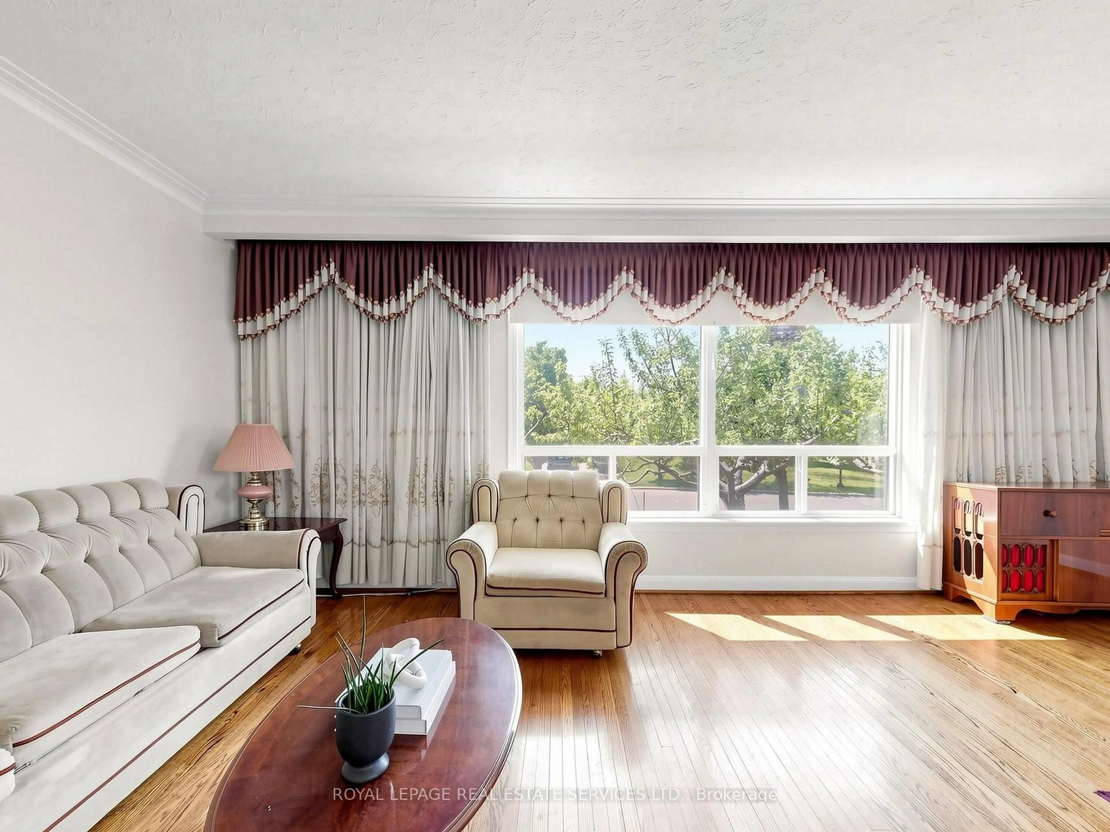 Living room with furniture, wood/laminate floor for 86 Whitburn Cres, Toronto Ontario M3M 2S4