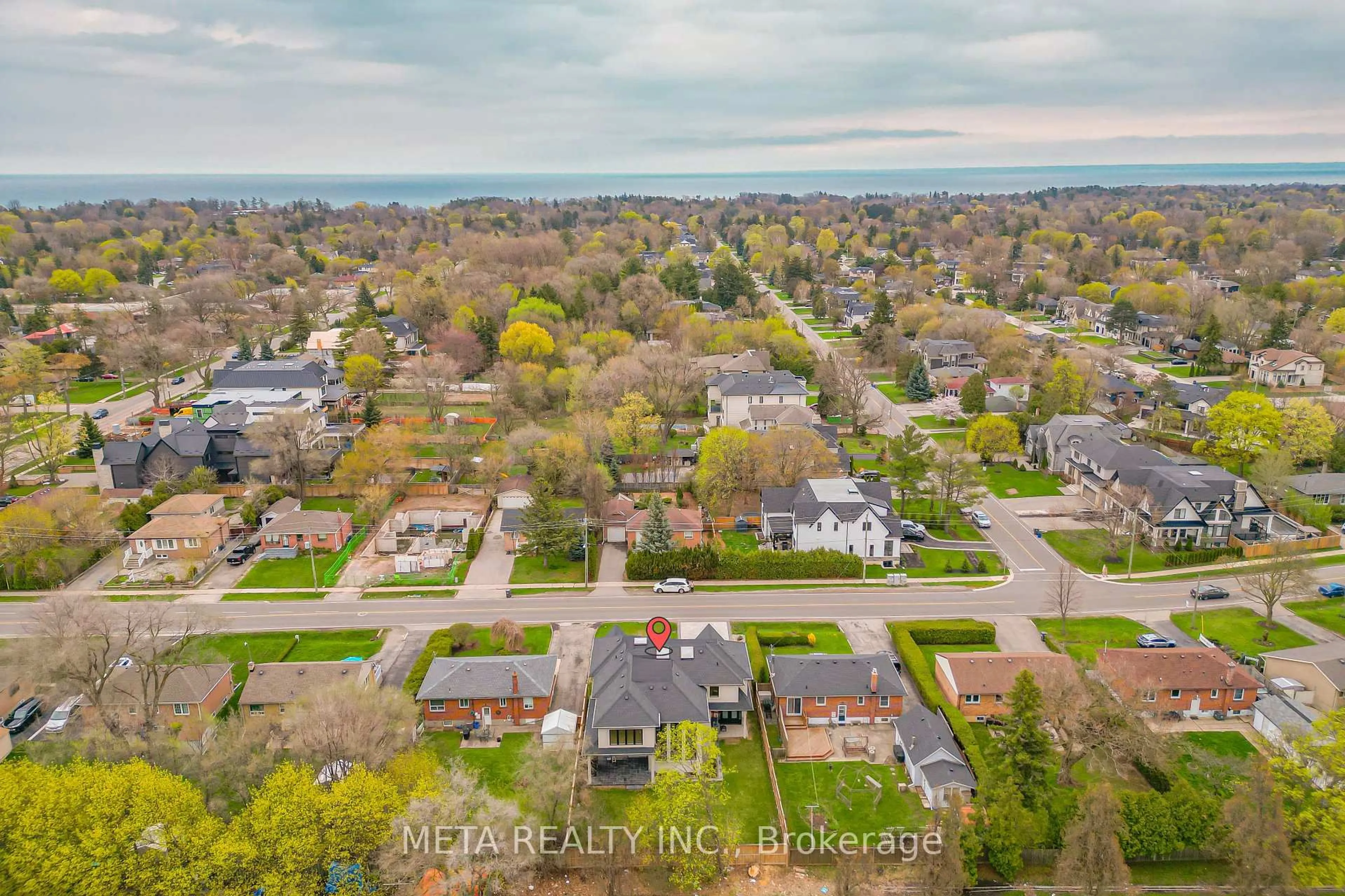 A pic from outside/outdoor area/front of a property/back of a property/a pic from drone, street for 1035 Pinegrove Rd, Oakville Ontario L6L 2W3