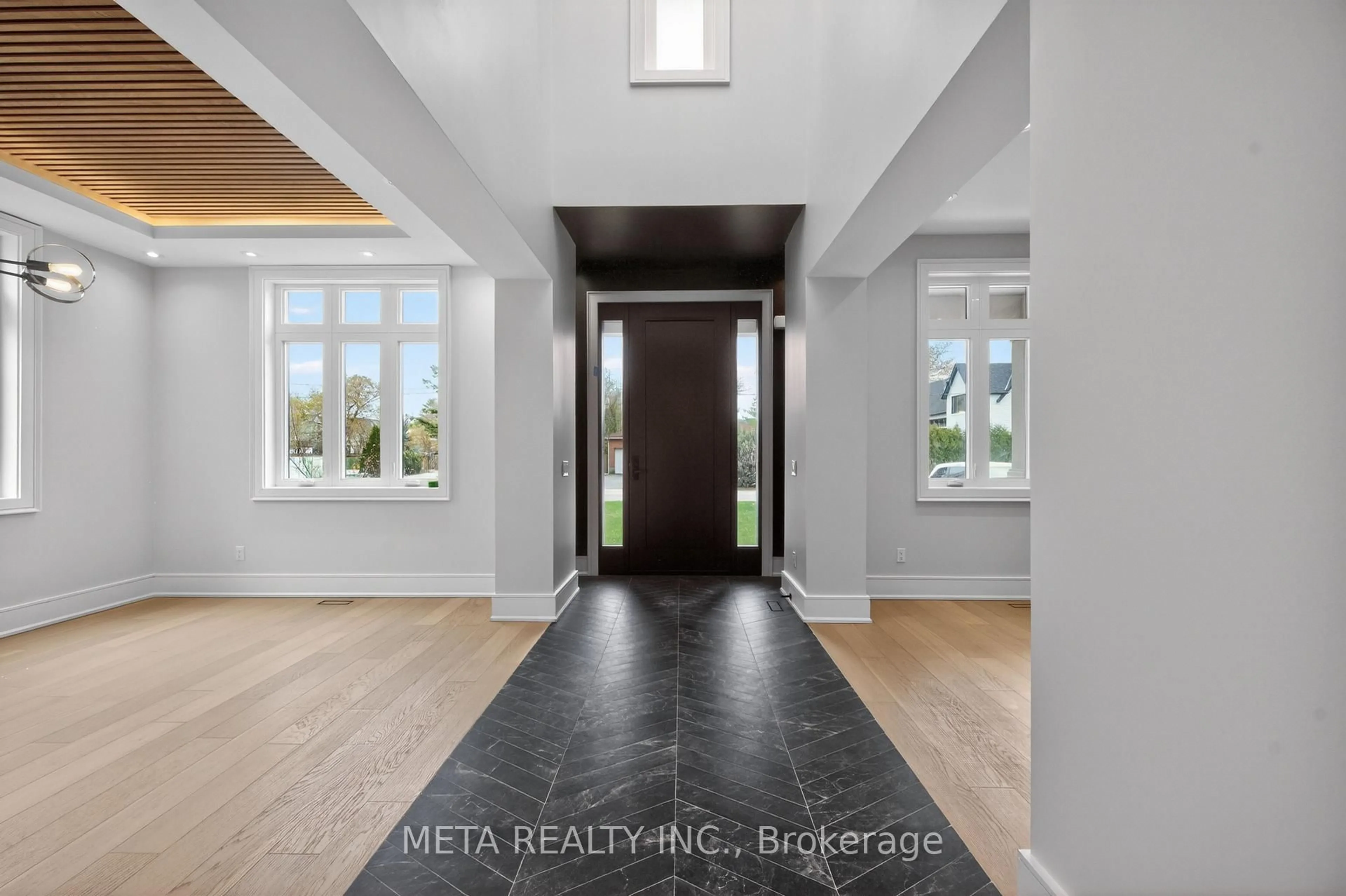 Indoor entryway for 1035 Pinegrove Rd, Oakville Ontario L6L 2W3