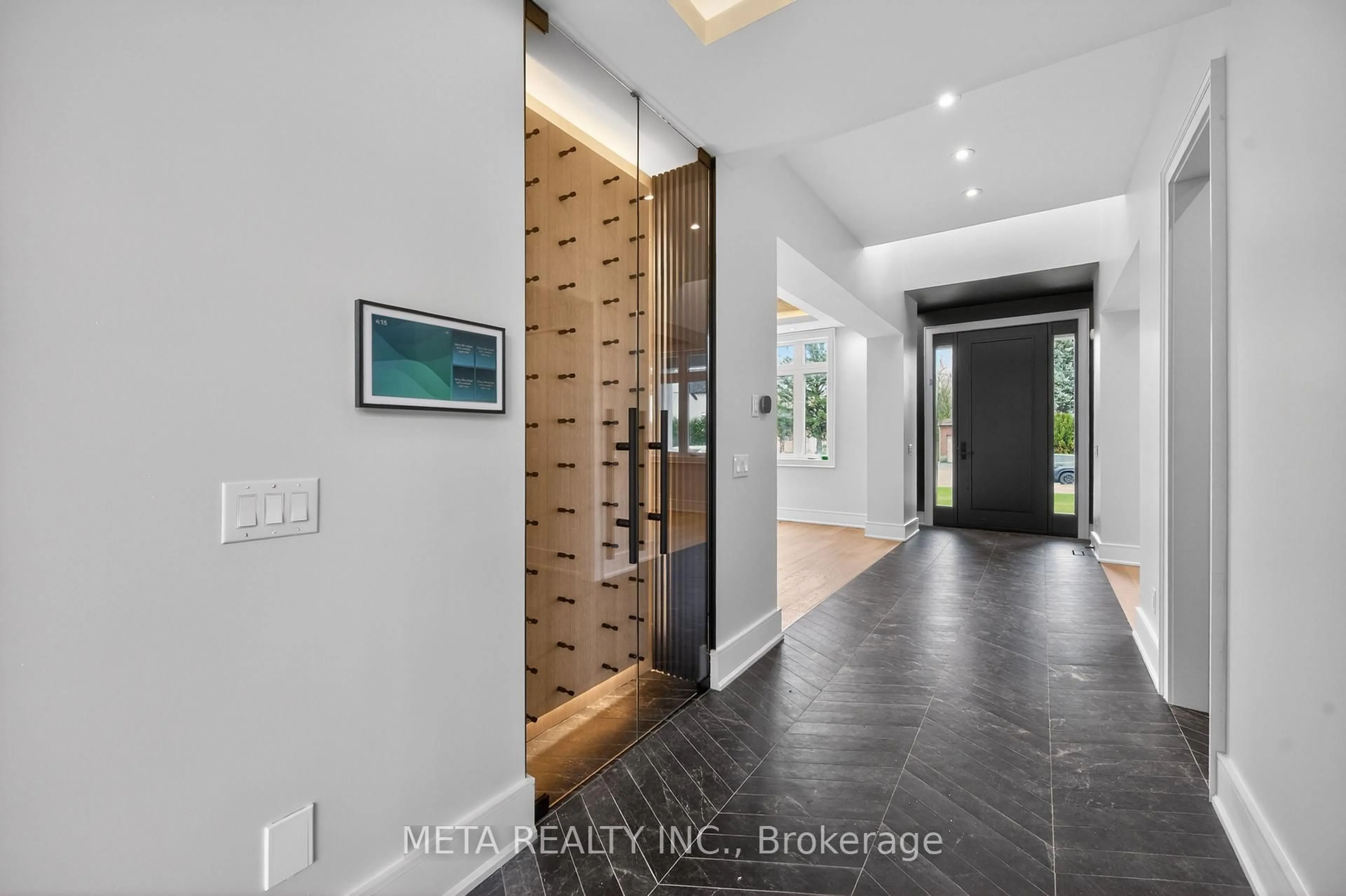 Indoor entryway for 1035 Pinegrove Rd, Oakville Ontario L6L 2W3