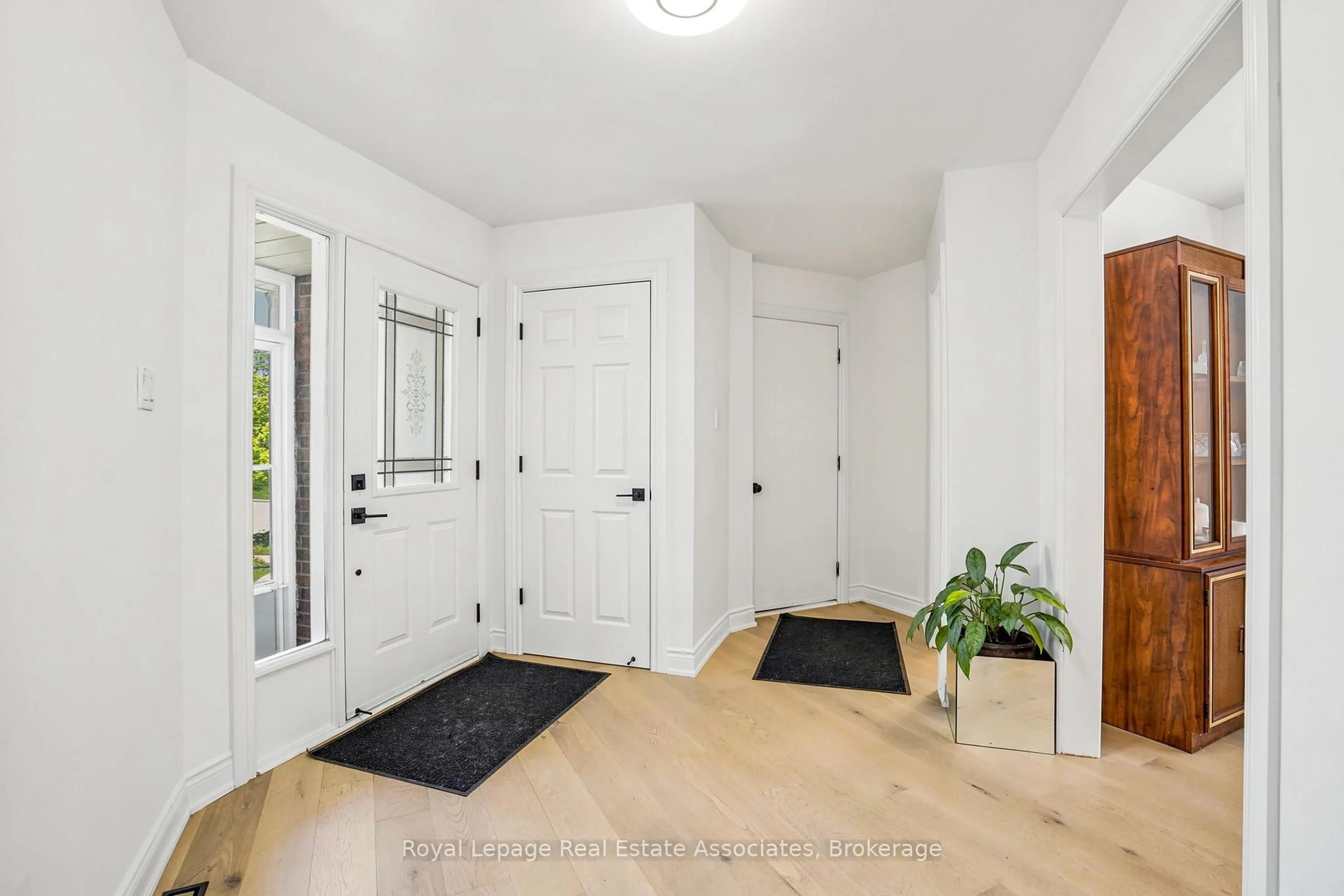Indoor entryway for 4454 Mayflower Dr, Mississauga Ontario L5R 1S6