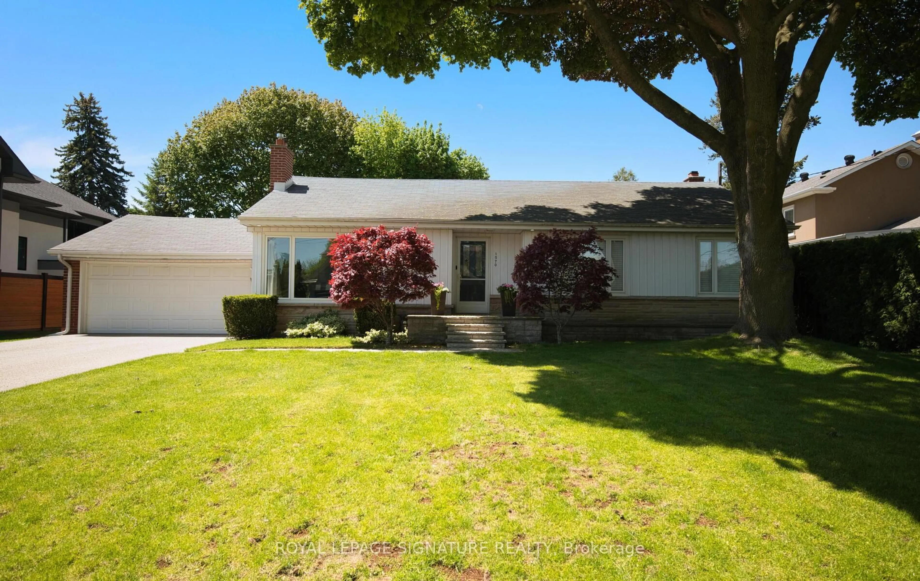 A pic from outside/outdoor area/front of a property/back of a property/a pic from drone, street for 1570 Park Royale Blvd, Mississauga Ontario L5E 2Z4