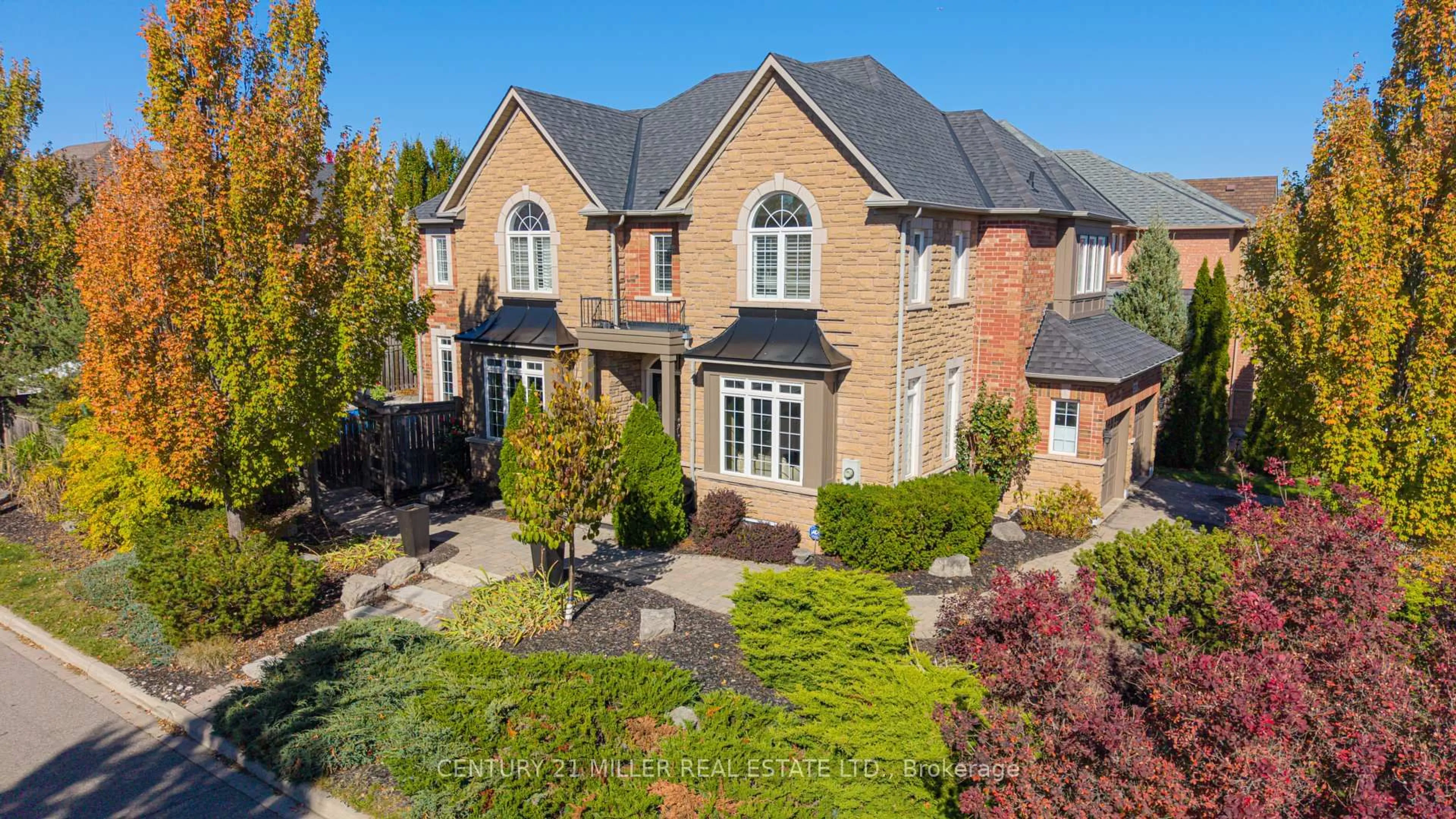 A pic from outside/outdoor area/front of a property/back of a property/a pic from drone, street for 2211 Glencairn Rd, Oakville Ontario L6M 4S1