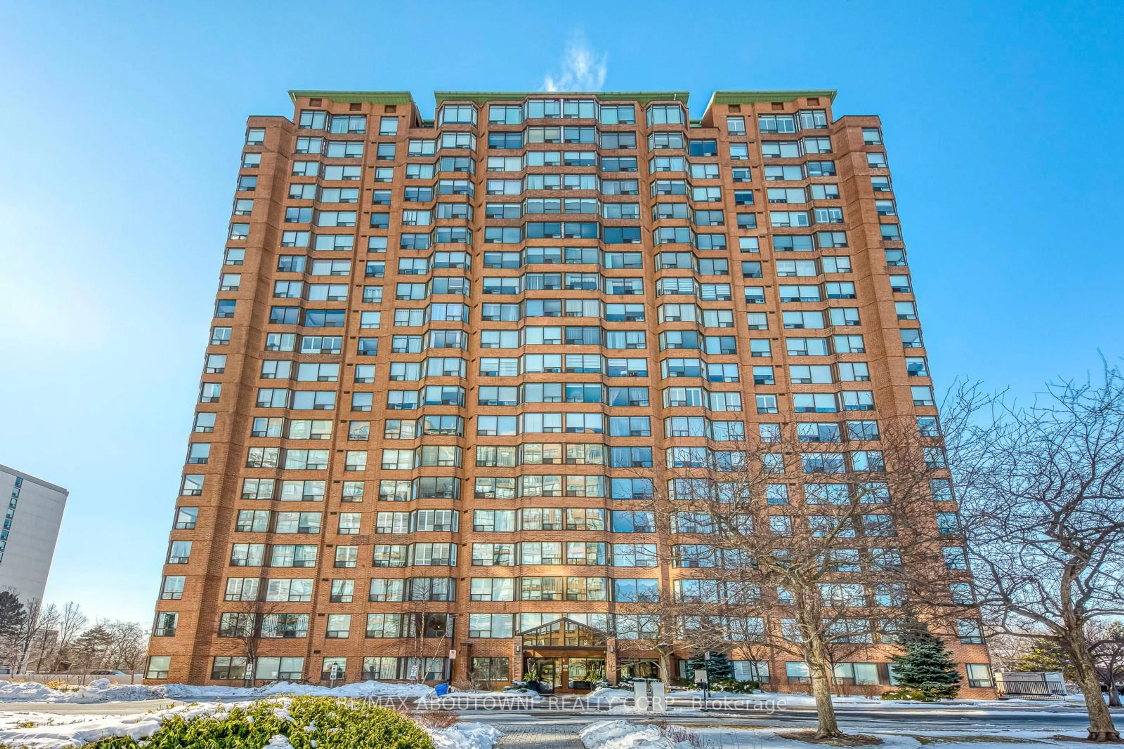 Indoor foyer for 1270 Maple Crossing Blvd #1705, Burlington Ontario L7S 2J3