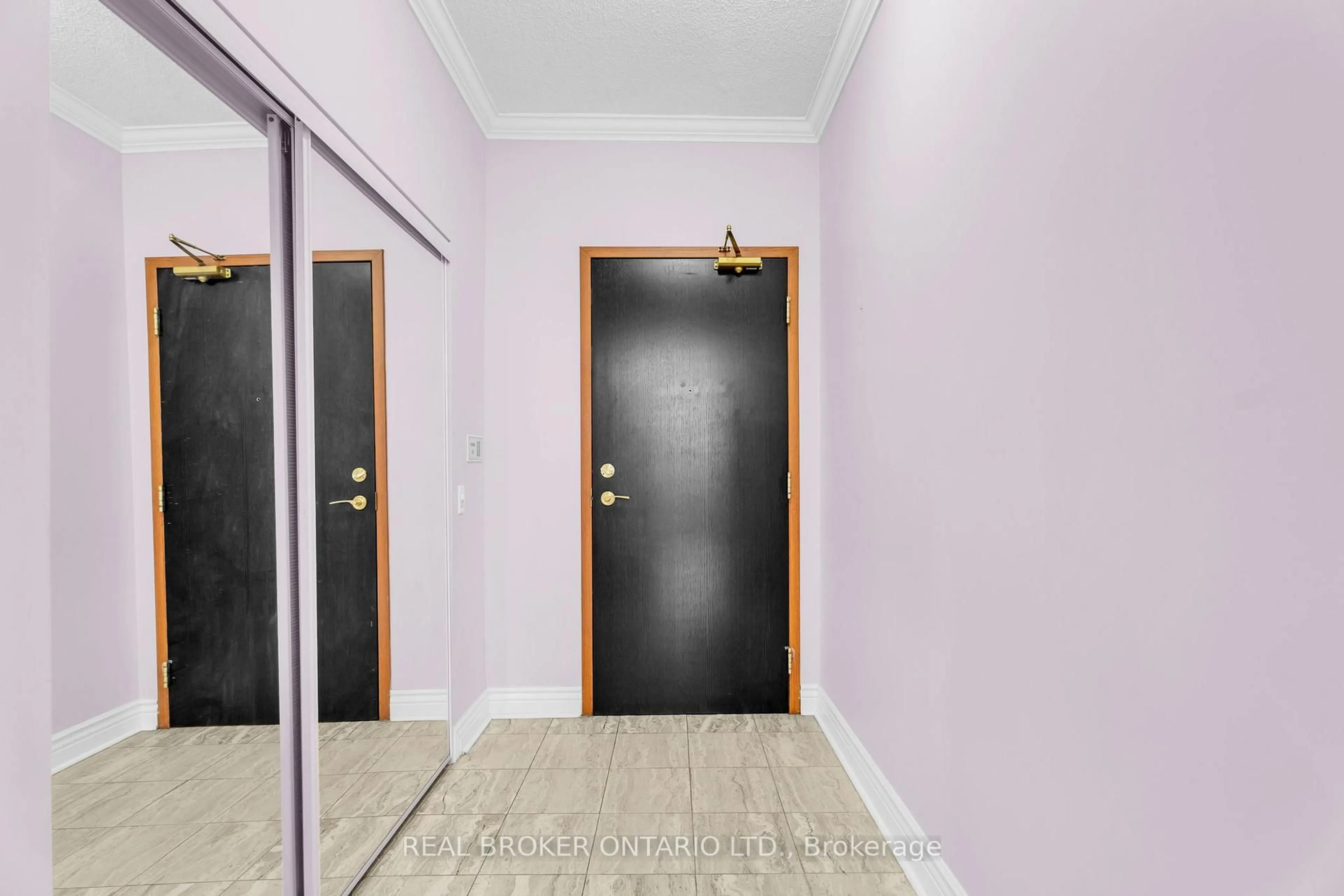 Indoor foyer for 1 Belvedere Crt #405, Brampton Ontario L6V 4M6