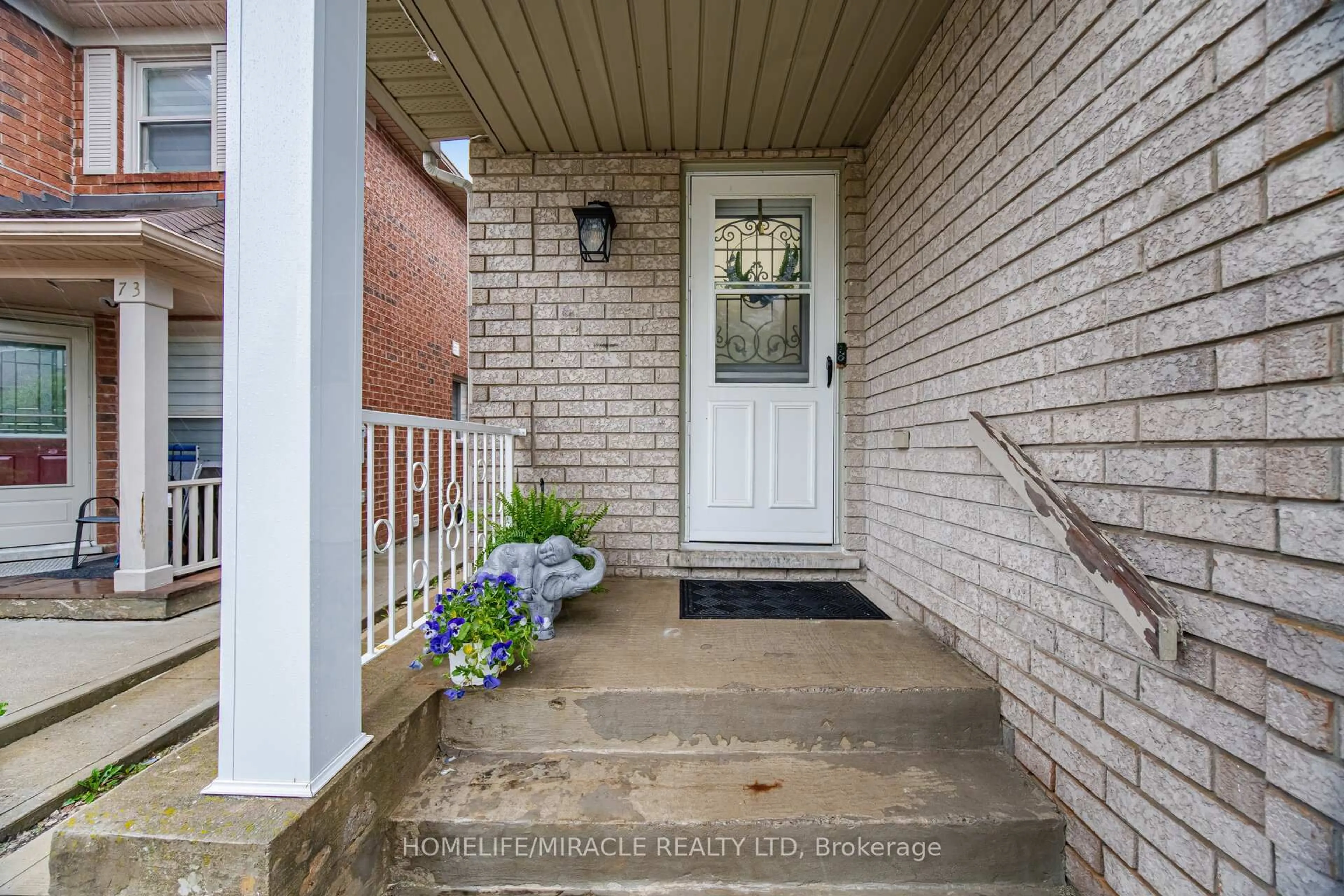 Indoor entryway for 71 Dandelion Rd, Brampton Ontario L6R 1Y3