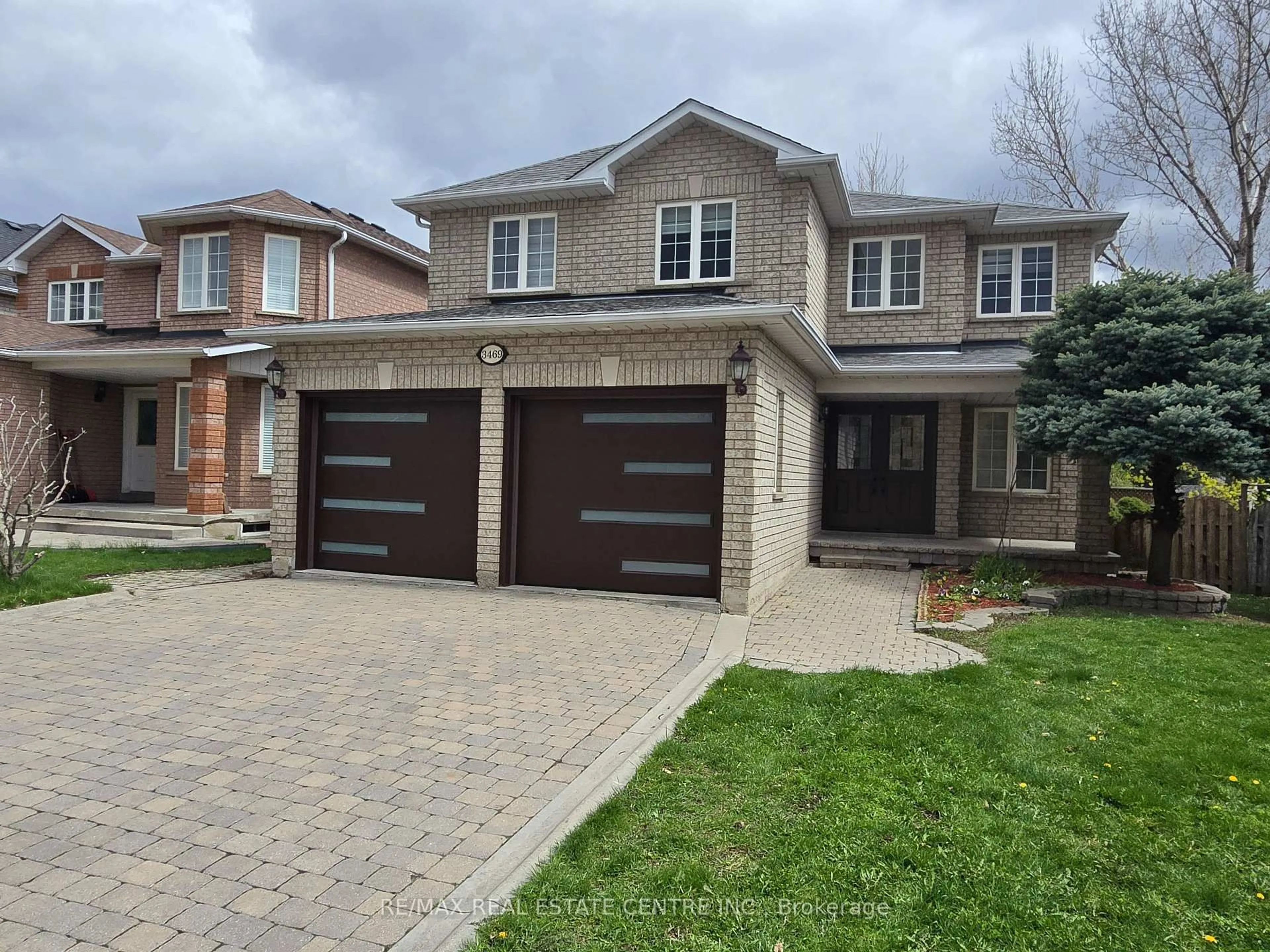 Home with brick exterior material, street for 3469 Old Orchard Park Dr, Mississauga Ontario L5B 4E1