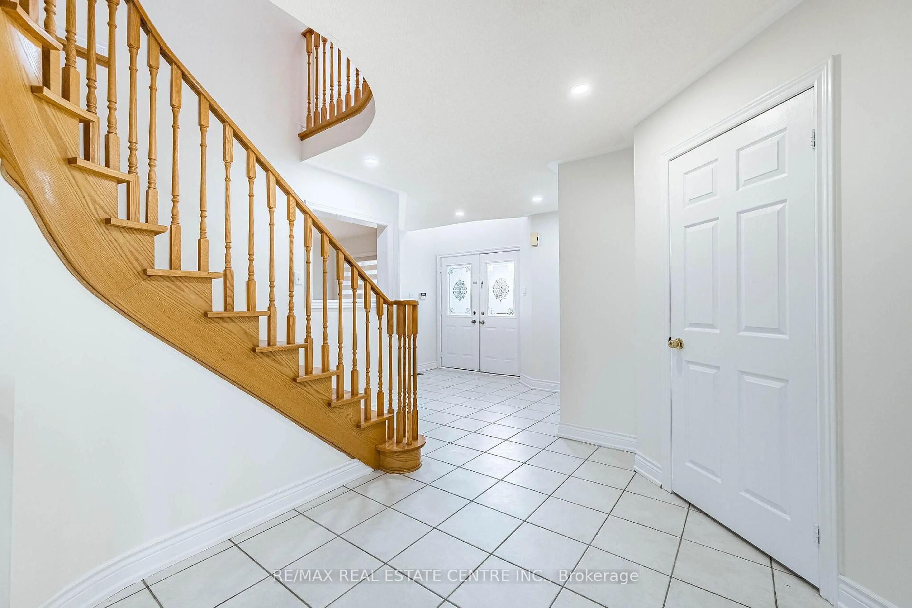 Indoor foyer for 3469 Old Orchard Park Dr, Mississauga Ontario L5B 4E1
