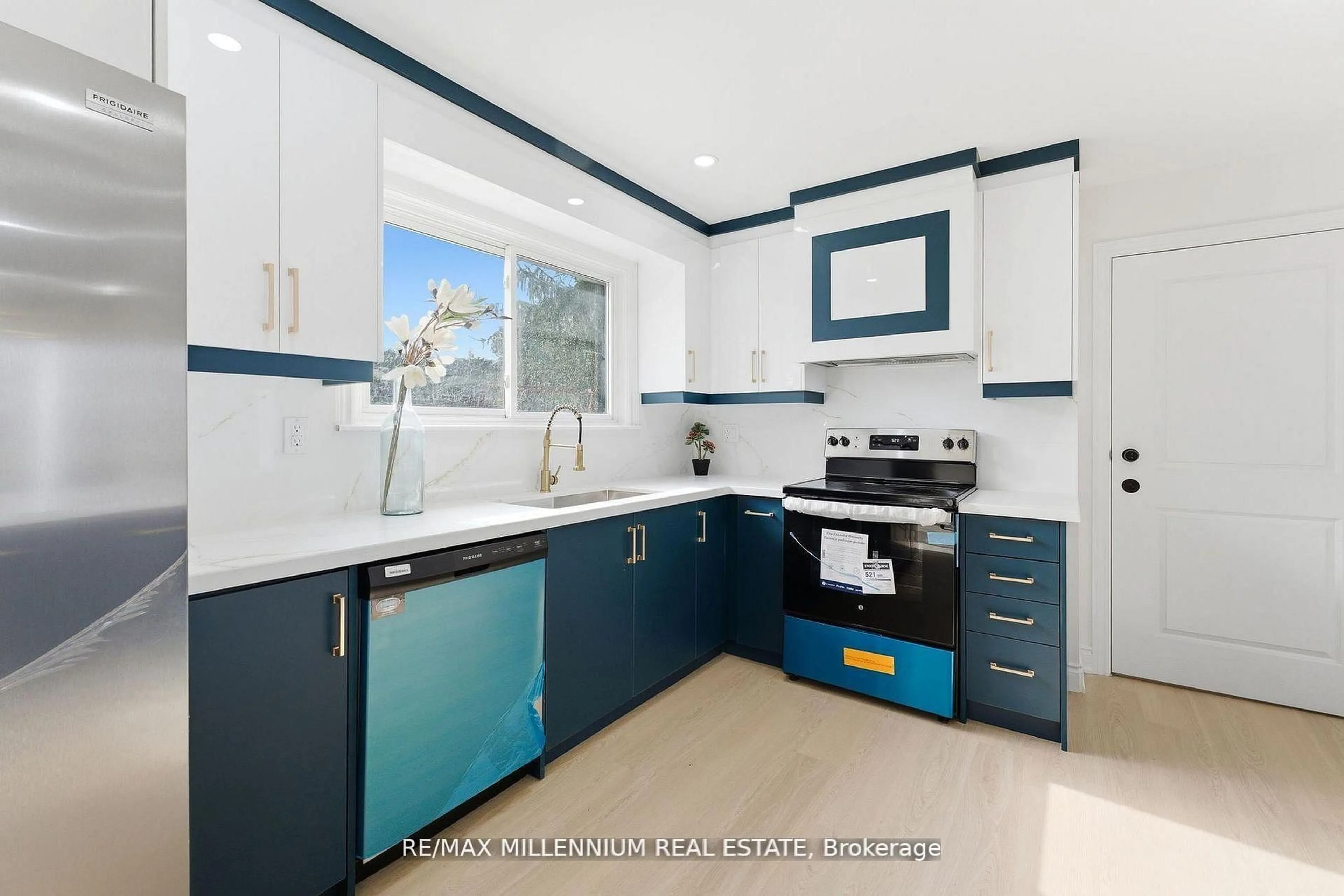 Standard kitchen, ceramic/tile floor for 30 Allendale Rd, Brampton Ontario L6W 2Y8