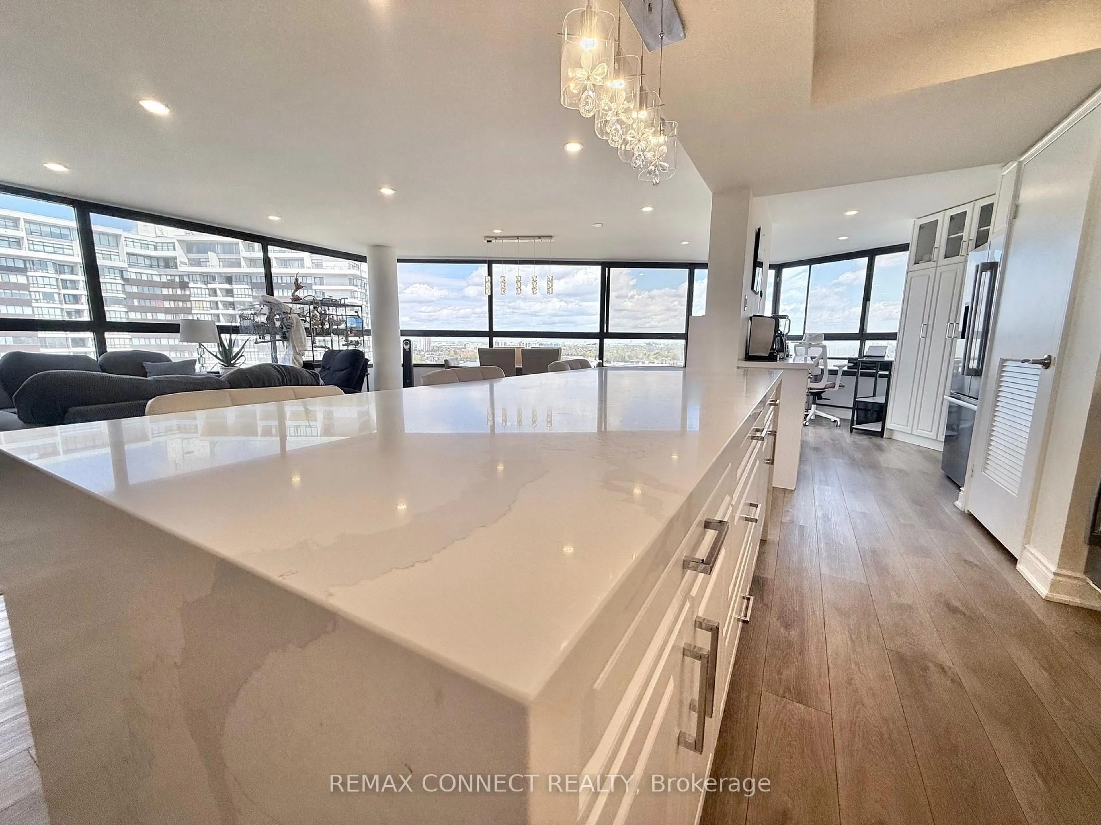 Open concept kitchen, unknown for 1300 Bloor St #2107, Mississauga Ontario L4Y 3Z2