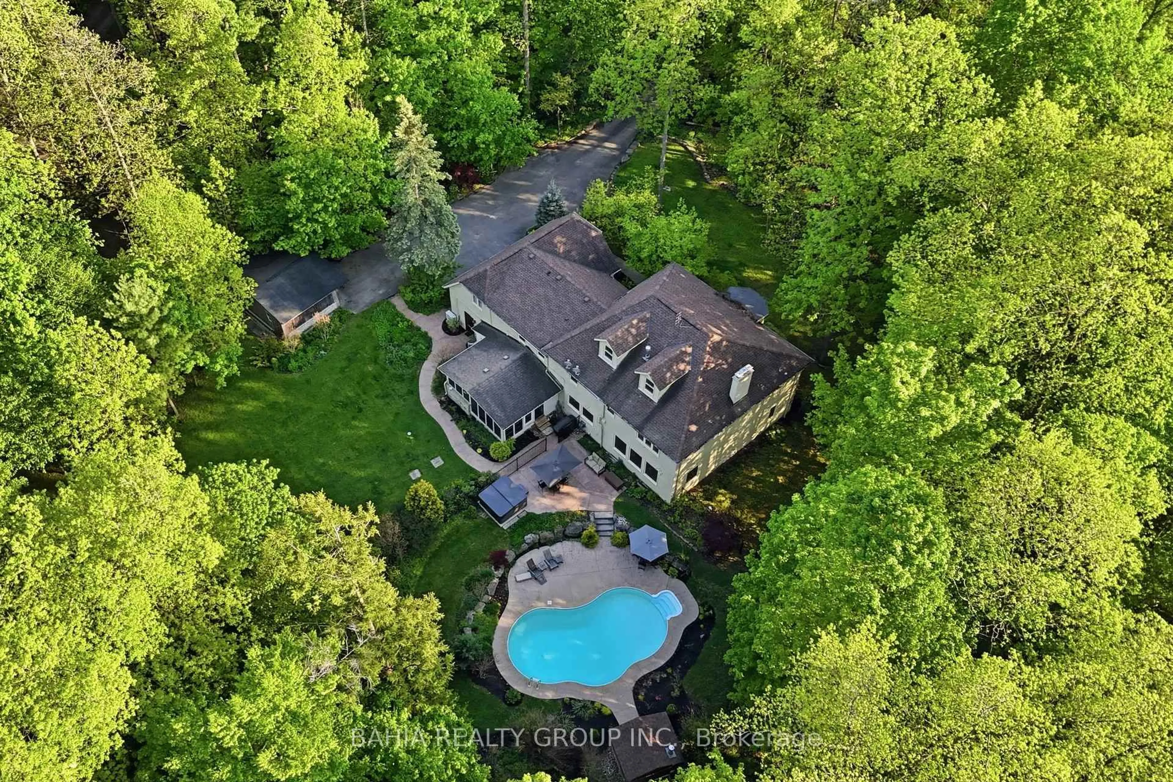 A pic from outside/outdoor area/front of a property/back of a property/a pic from drone, unknown for 8663 Wood Clse, Milton Ontario L9T 2X9