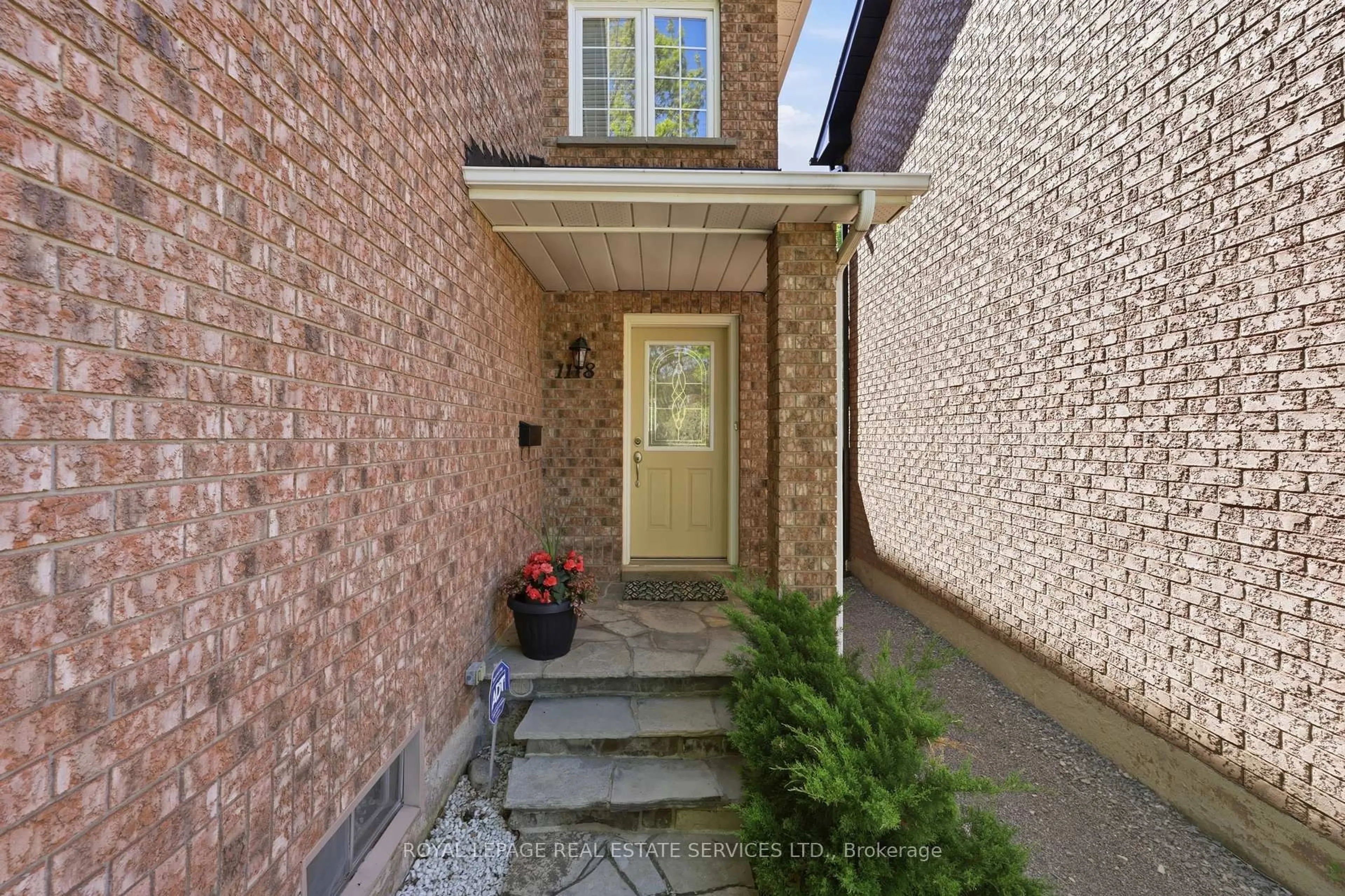 Home with brick exterior material, street for 1118 Glen Valley Rd, Oakville Ontario L6M 3K8