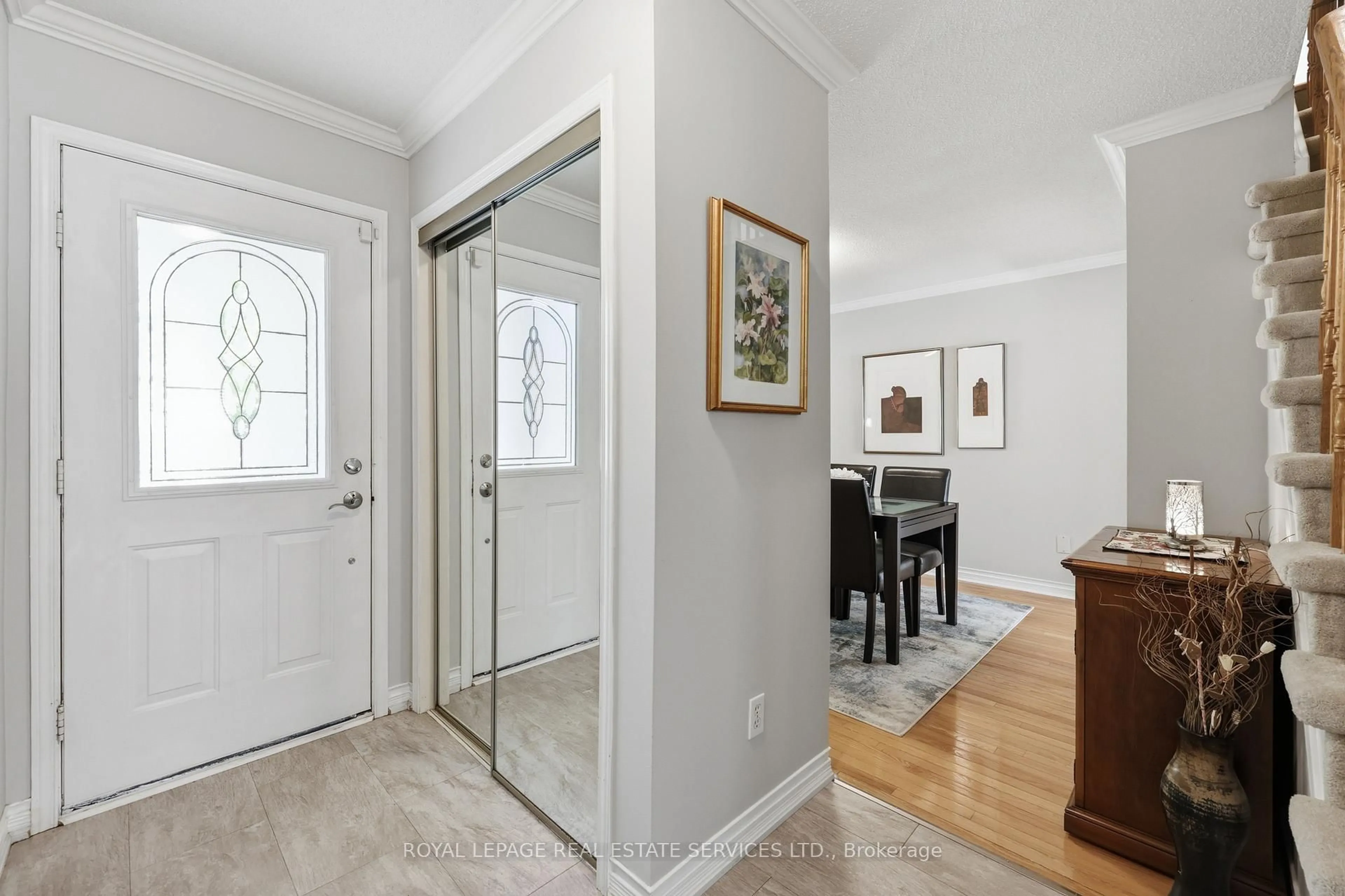 Indoor entryway for 1118 Glen Valley Rd, Oakville Ontario L6M 3K8
