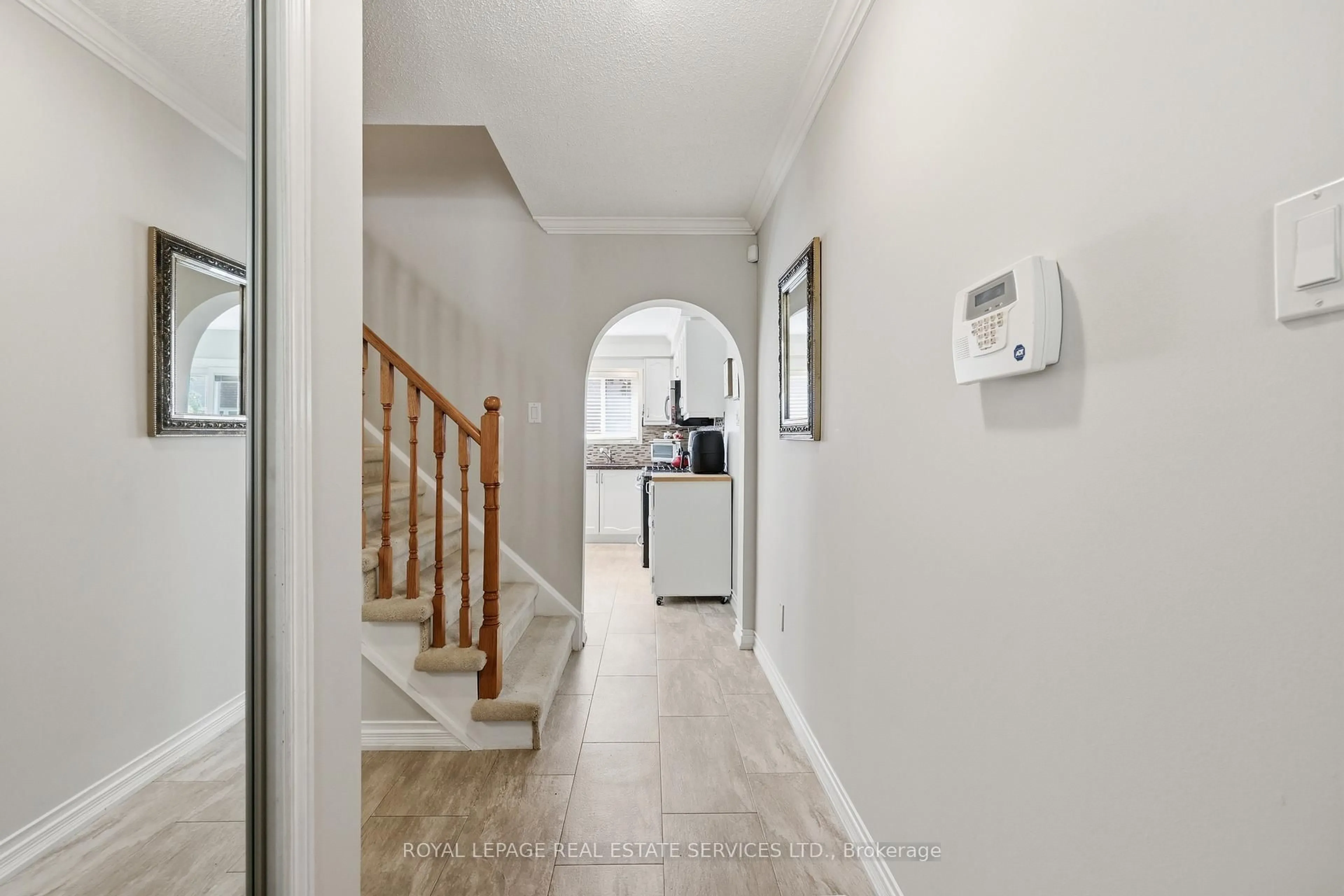 Indoor foyer for 1118 Glen Valley Rd, Oakville Ontario L6M 3K8