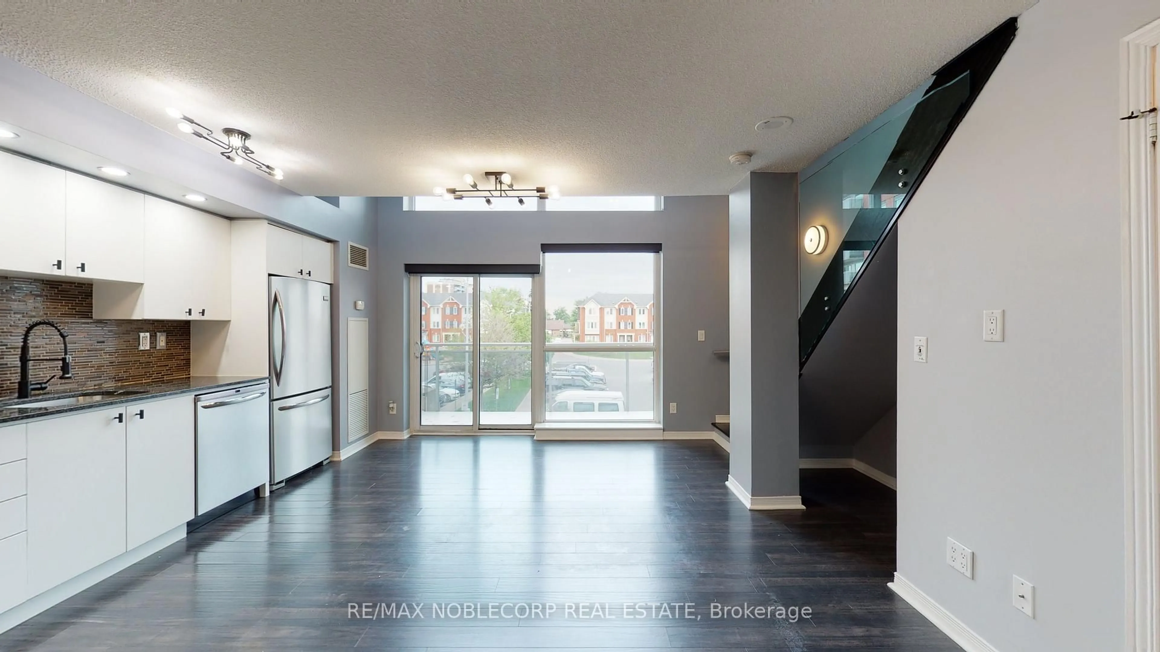 Indoor foyer for 215 Queen St #212, Brampton Ontario L6W 0A9