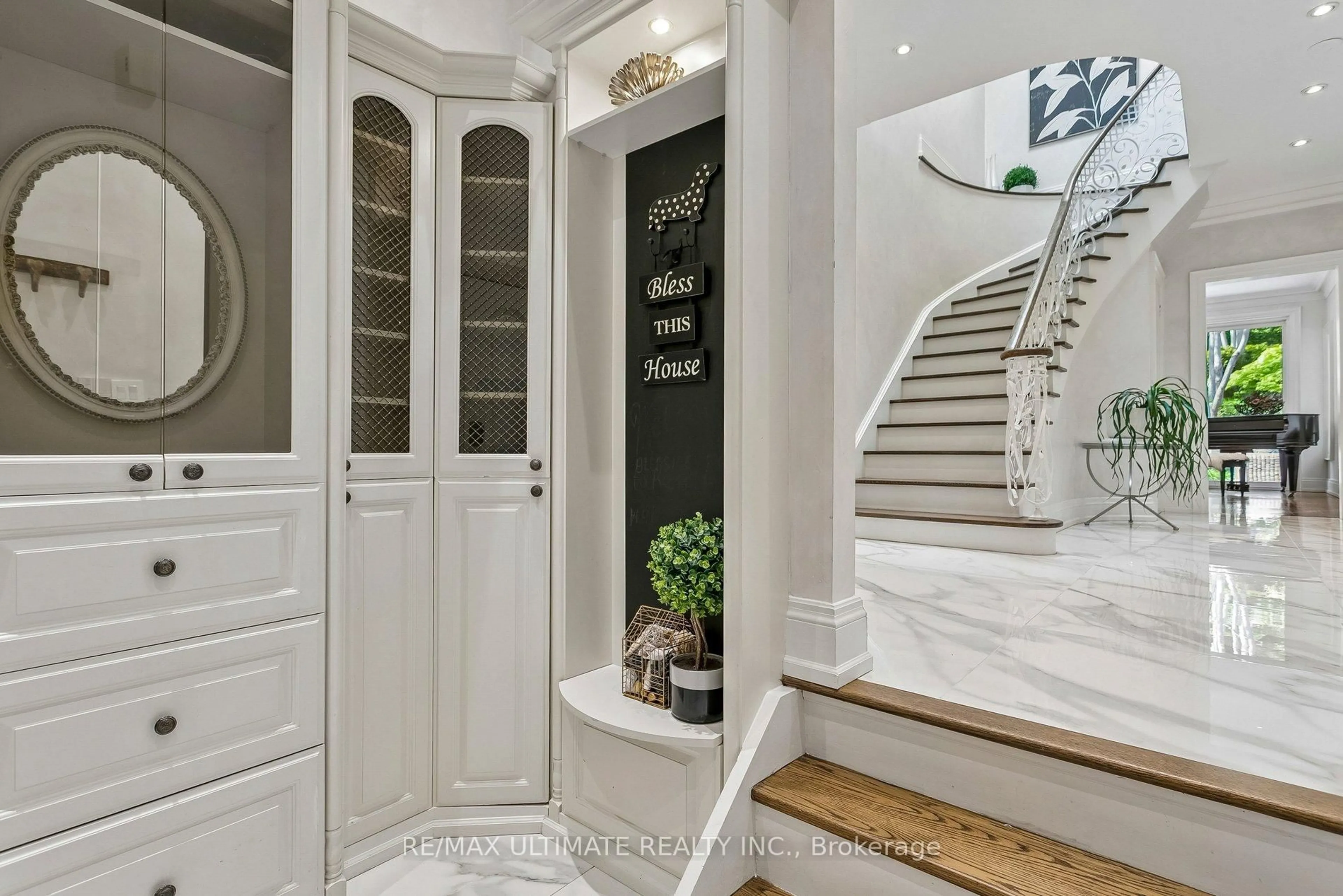 Indoor entryway for 73 Bonnyview Dr, Toronto Ontario M8Y 3G7