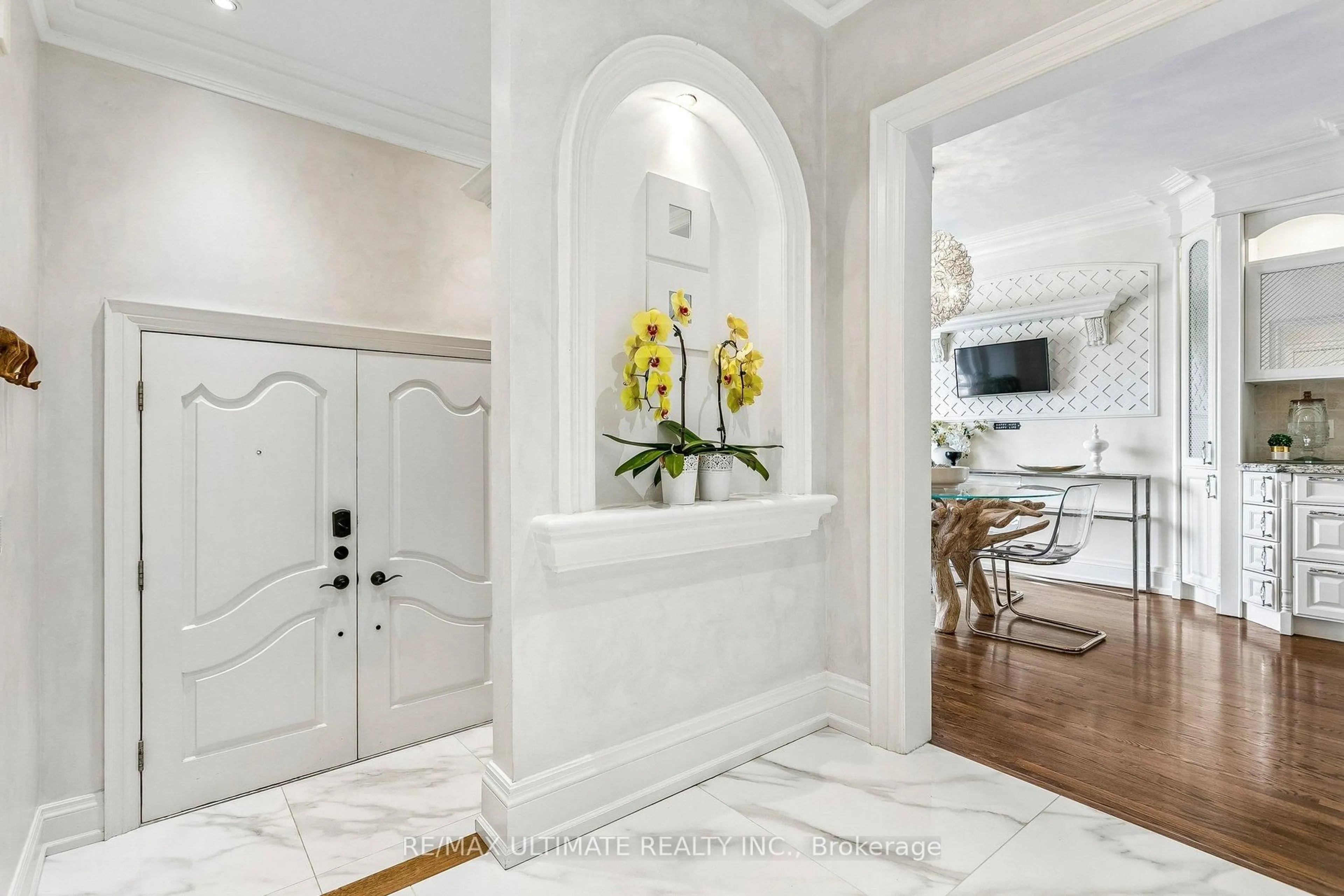 Indoor entryway for 73 Bonnyview Dr, Toronto Ontario M8Y 3G7