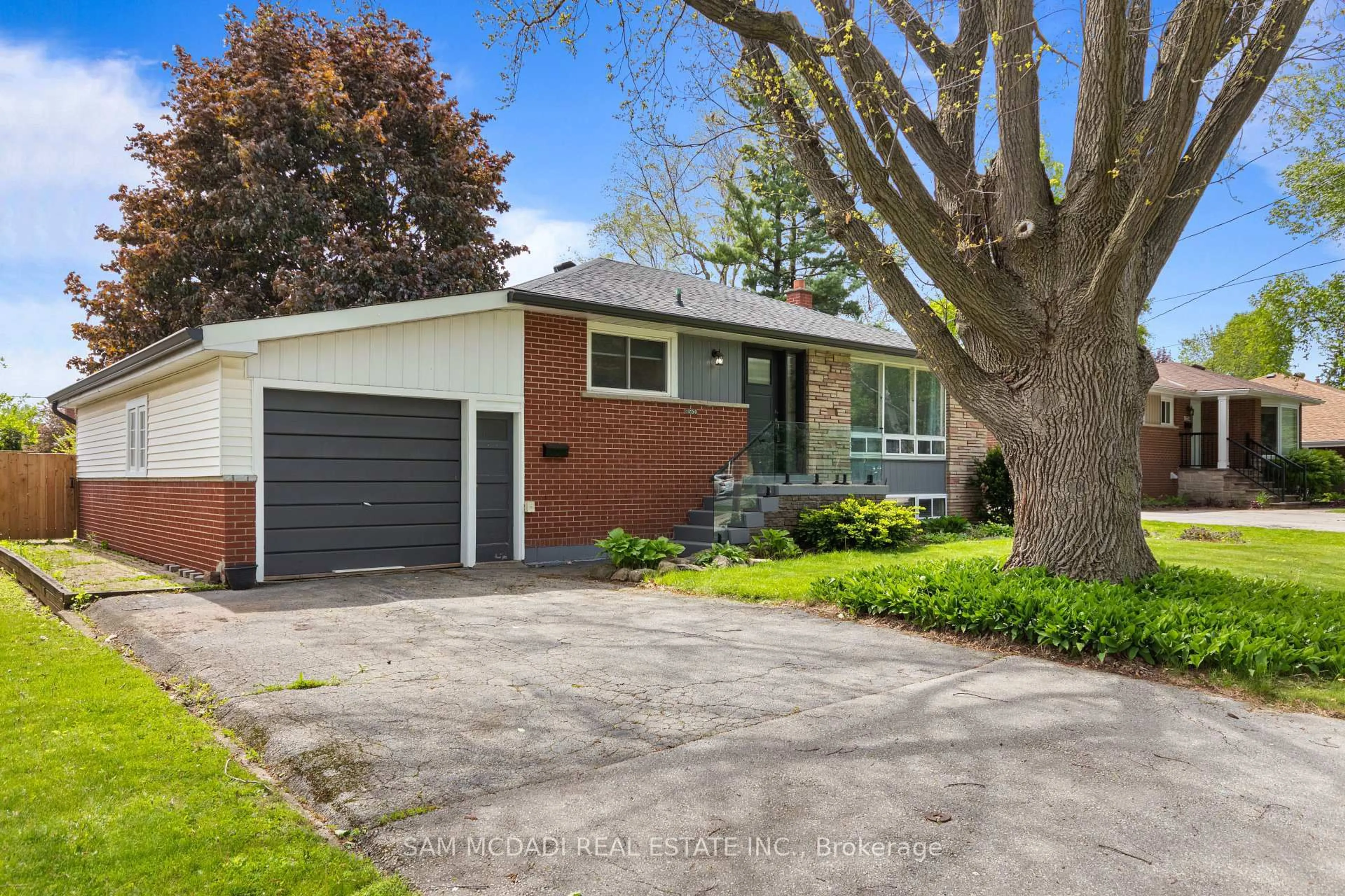 Home with brick exterior material, street for 1250 Dunbar Rd, Burlington Ontario L7P 2J9