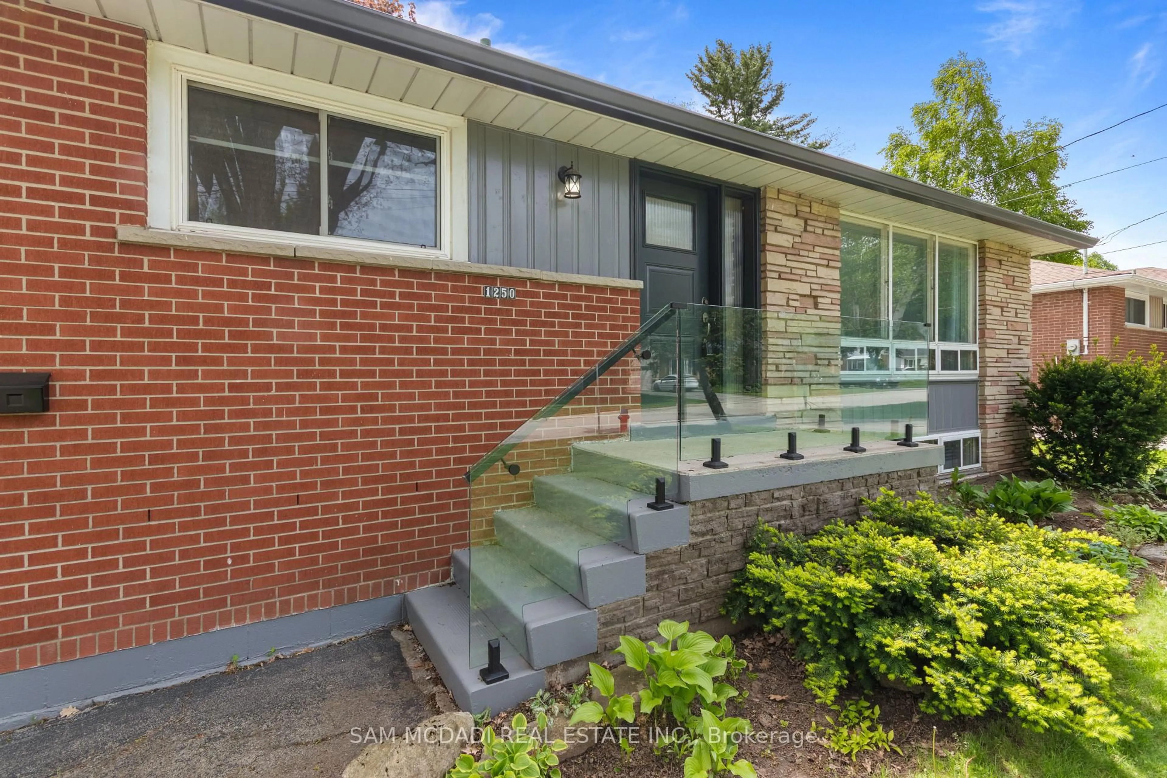 Home with brick exterior material, street for 1250 Dunbar Rd, Burlington Ontario L7P 2J9