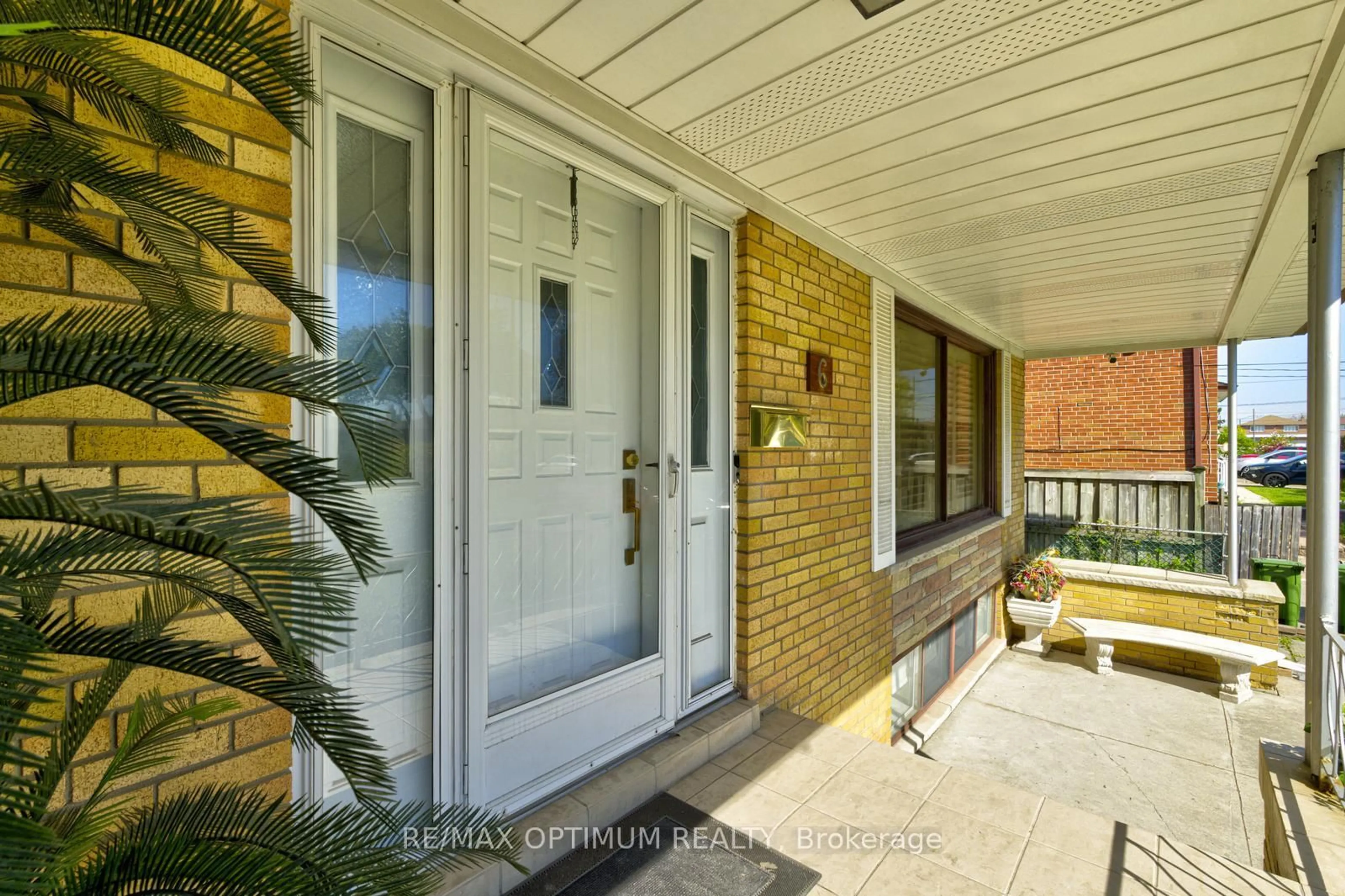 Indoor entryway for 6 Evernby Blvd, Toronto Ontario M9R 3G8