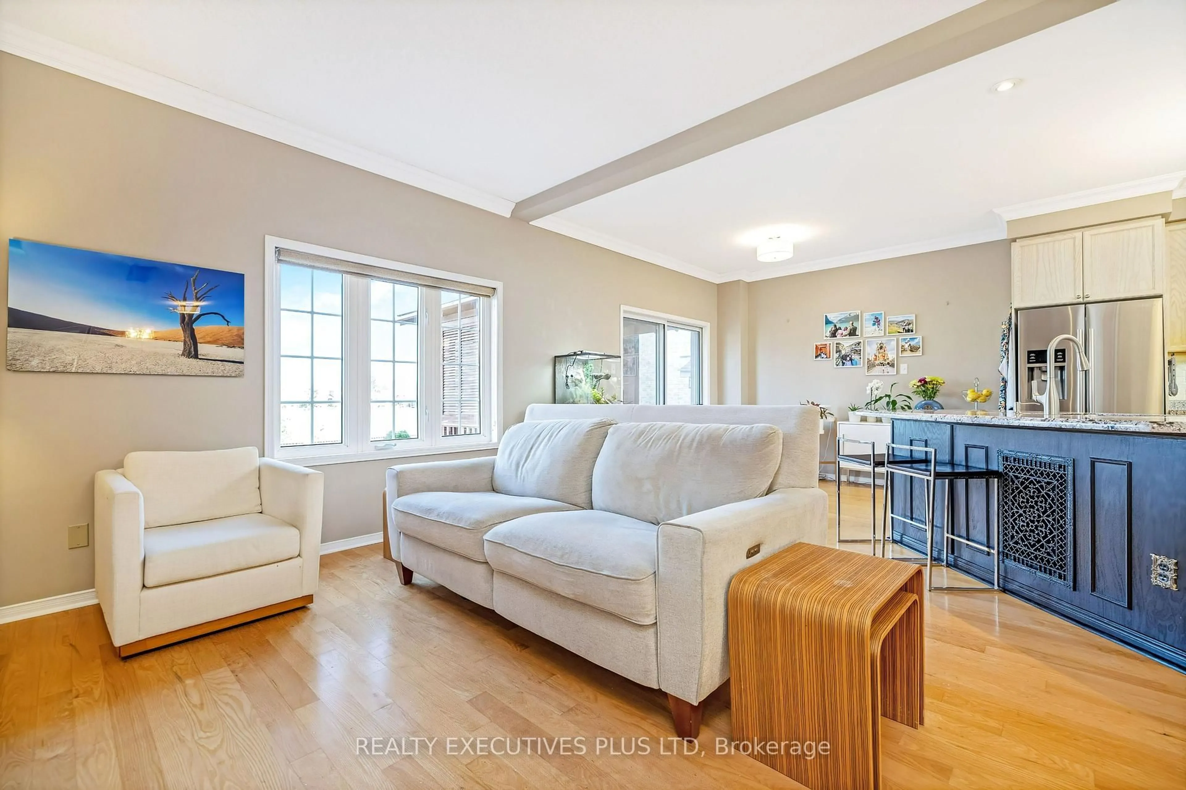 Living room with furniture, unknown for 3113 Owls Foot Dr, Mississauga Ontario L5M 6T8