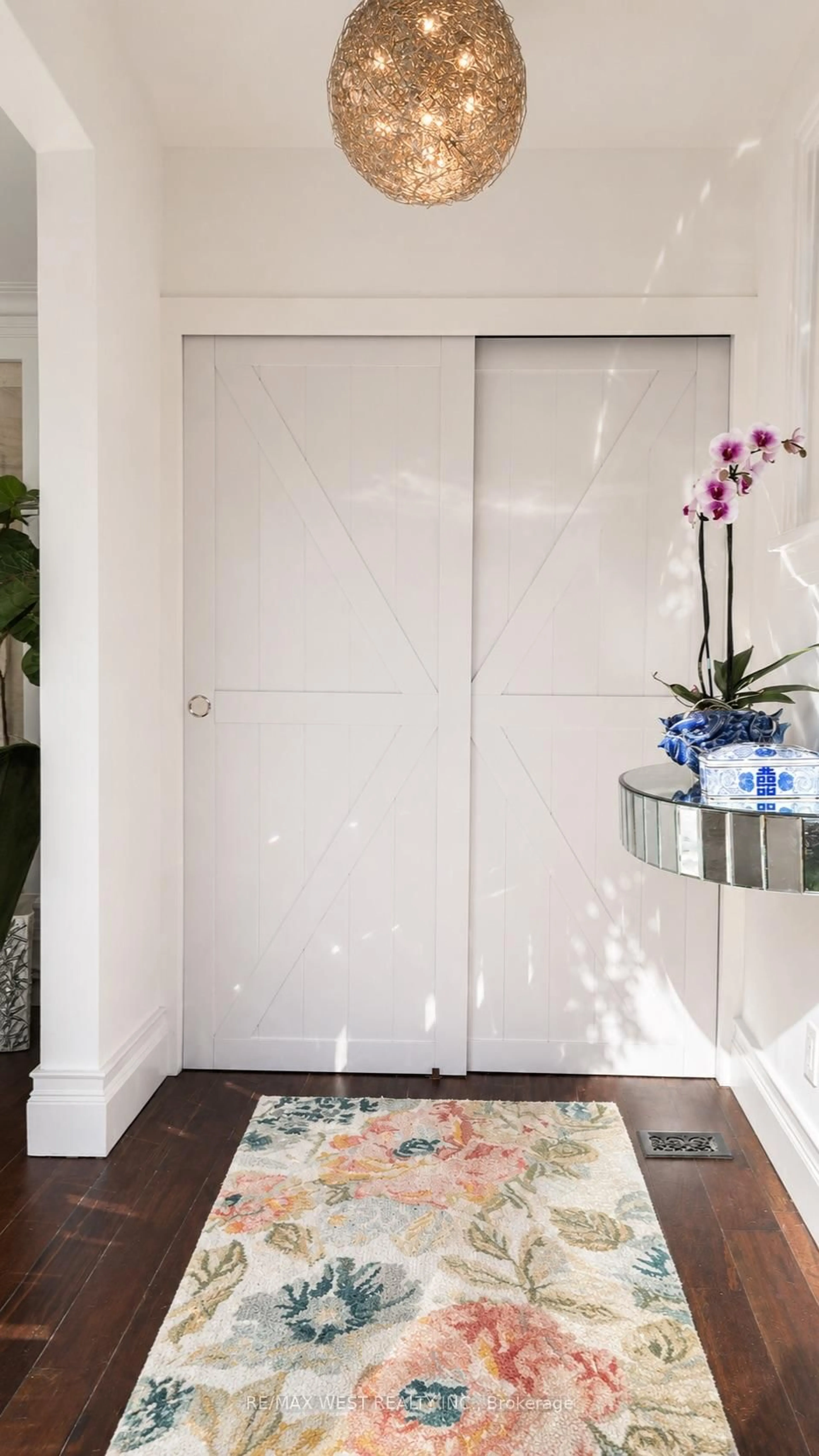 Indoor entryway for 12 Brentwood Rd, Toronto Ontario M8Z 3N2
