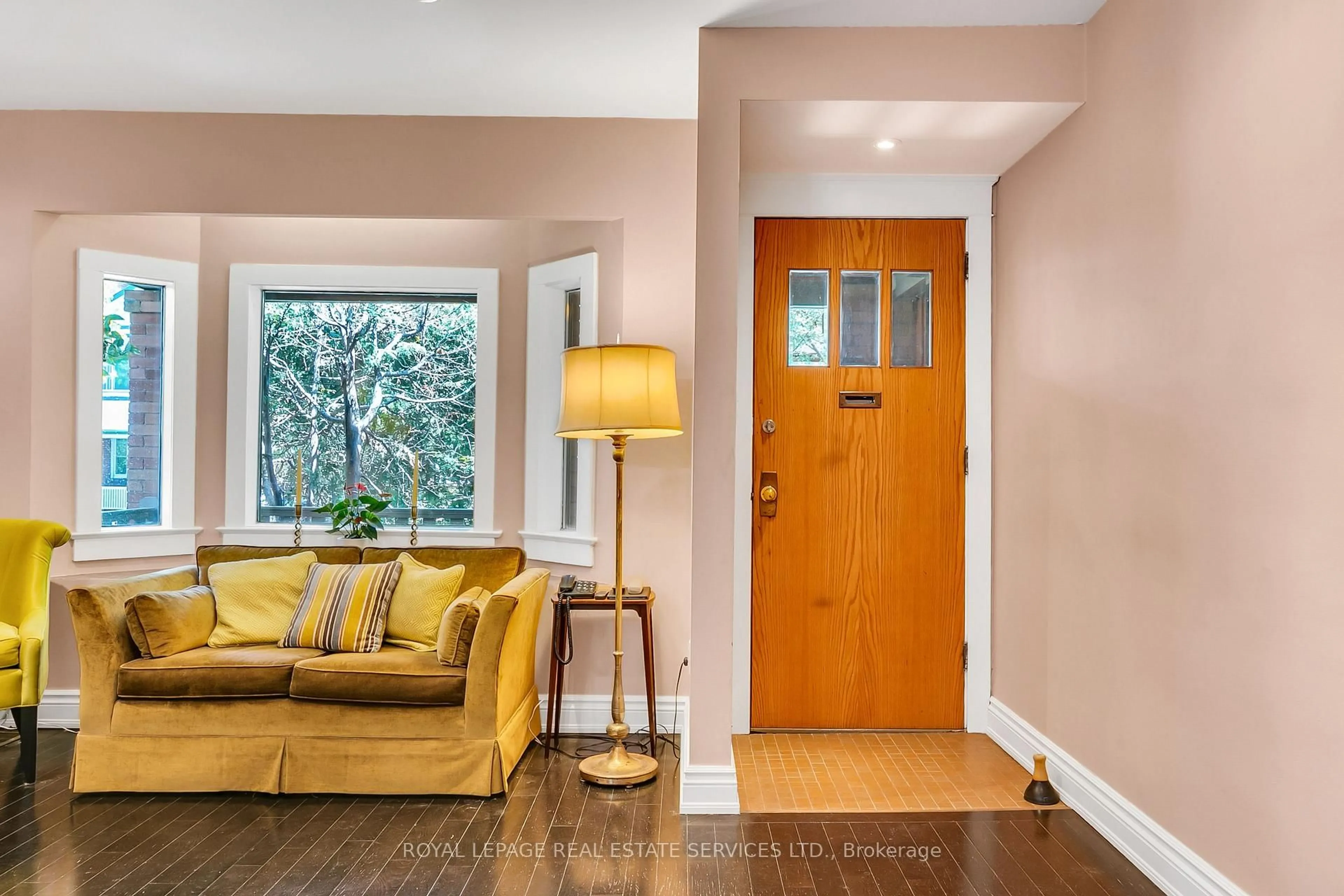 Indoor entryway for 490 Willard Ave, Toronto Ontario M6S 3R6