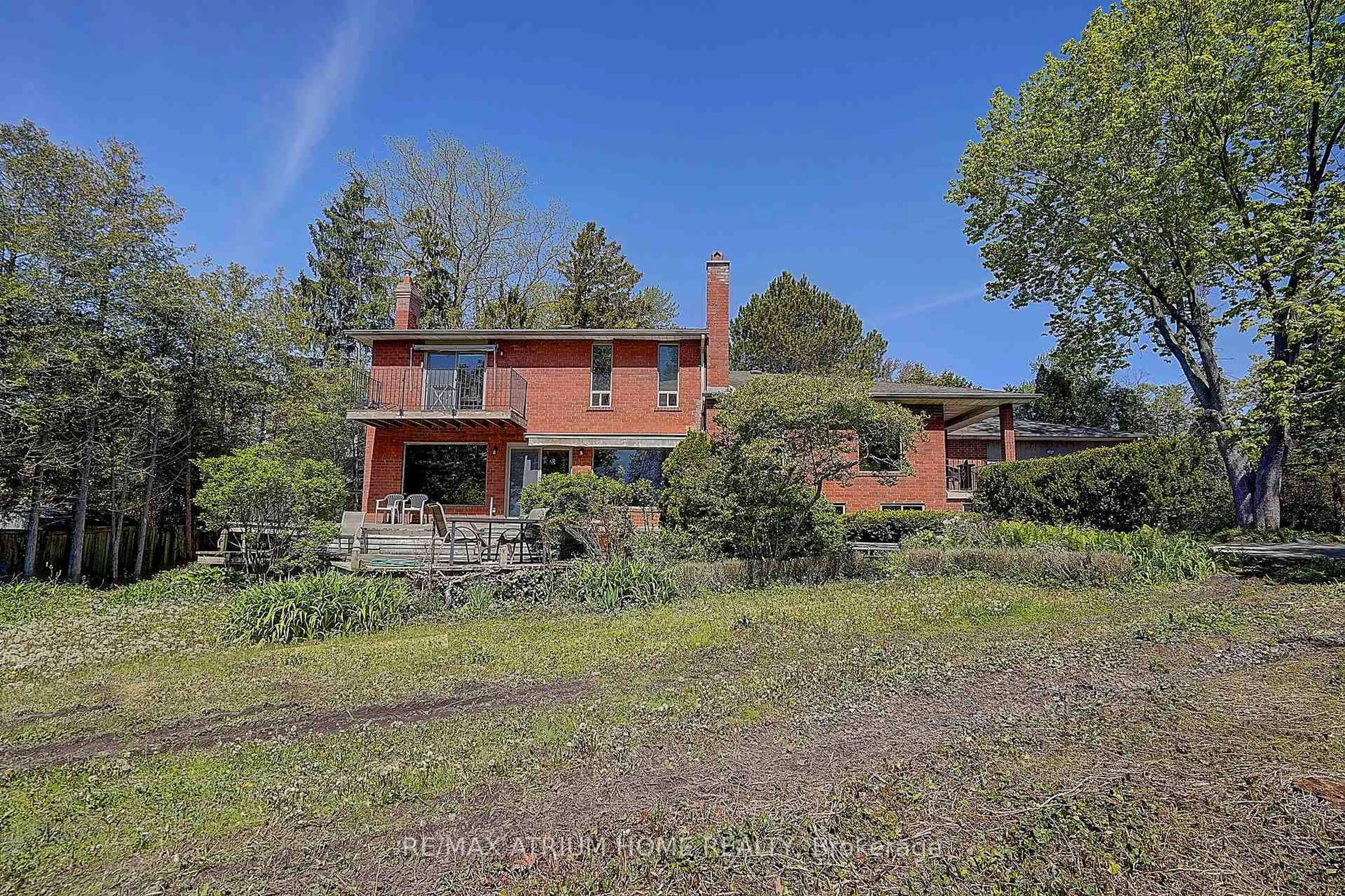 A pic from outside/outdoor area/front of a property/back of a property/a pic from drone, unknown for 42 Cumberland Dr, Mississauga Ontario L5G 3M8