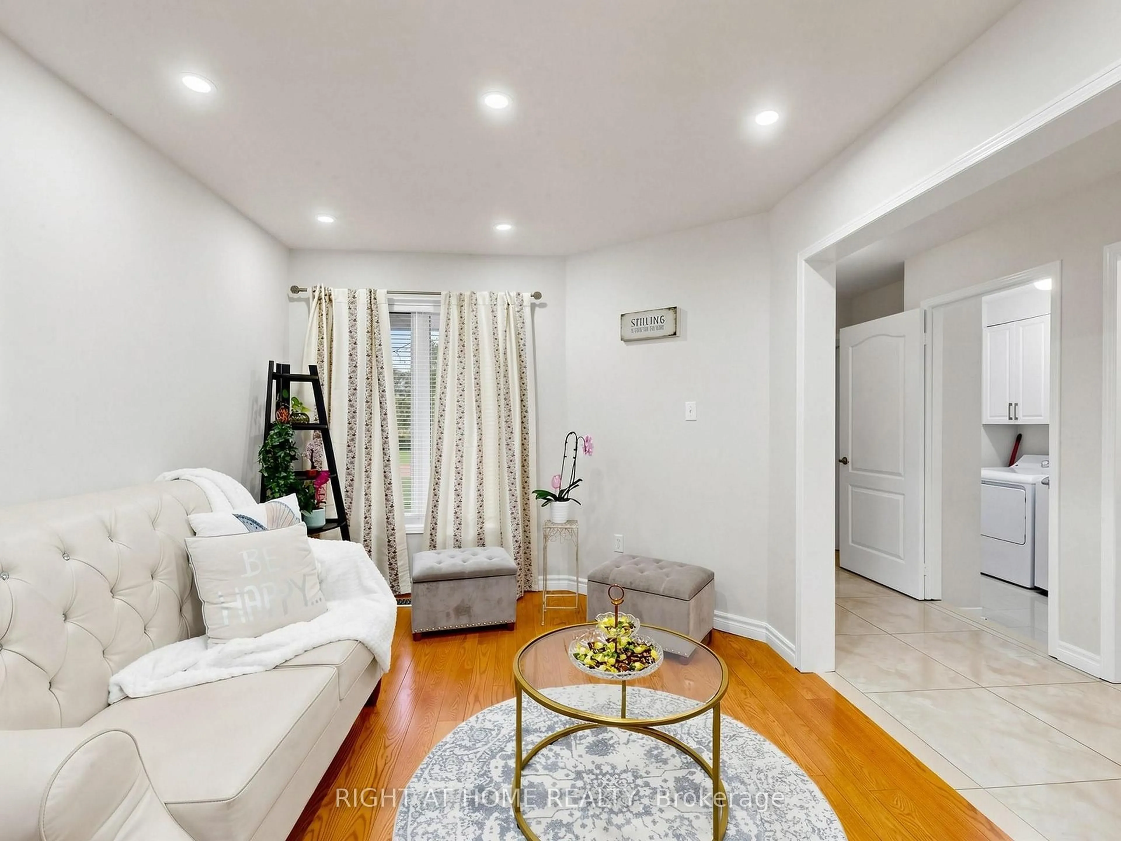 Living room with furniture, unknown for 3815 Althorpe Circ, Mississauga Ontario L5N 7G3