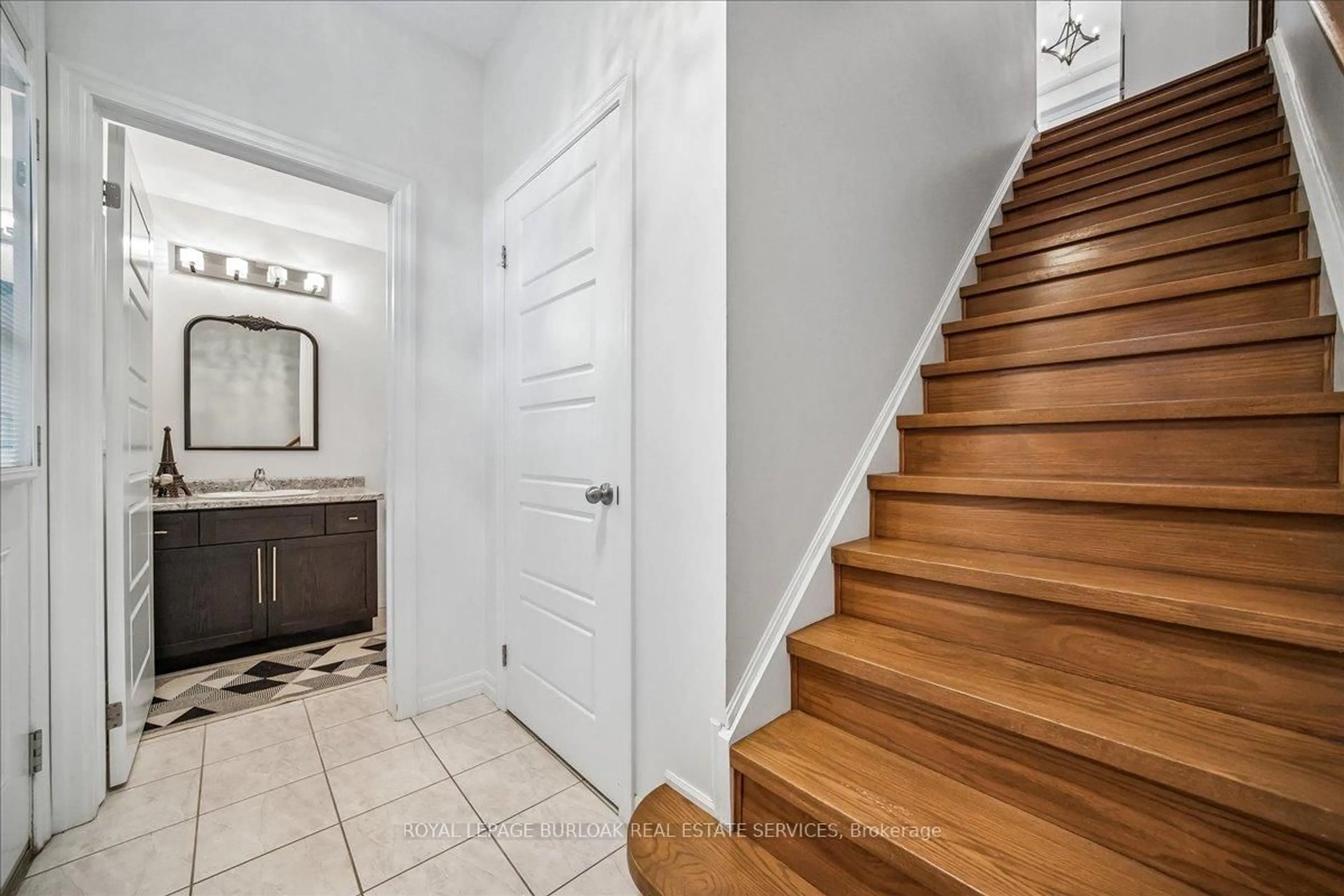 Indoor entryway for 70 Plains Rd #51, Burlington Ontario L7T 0B6
