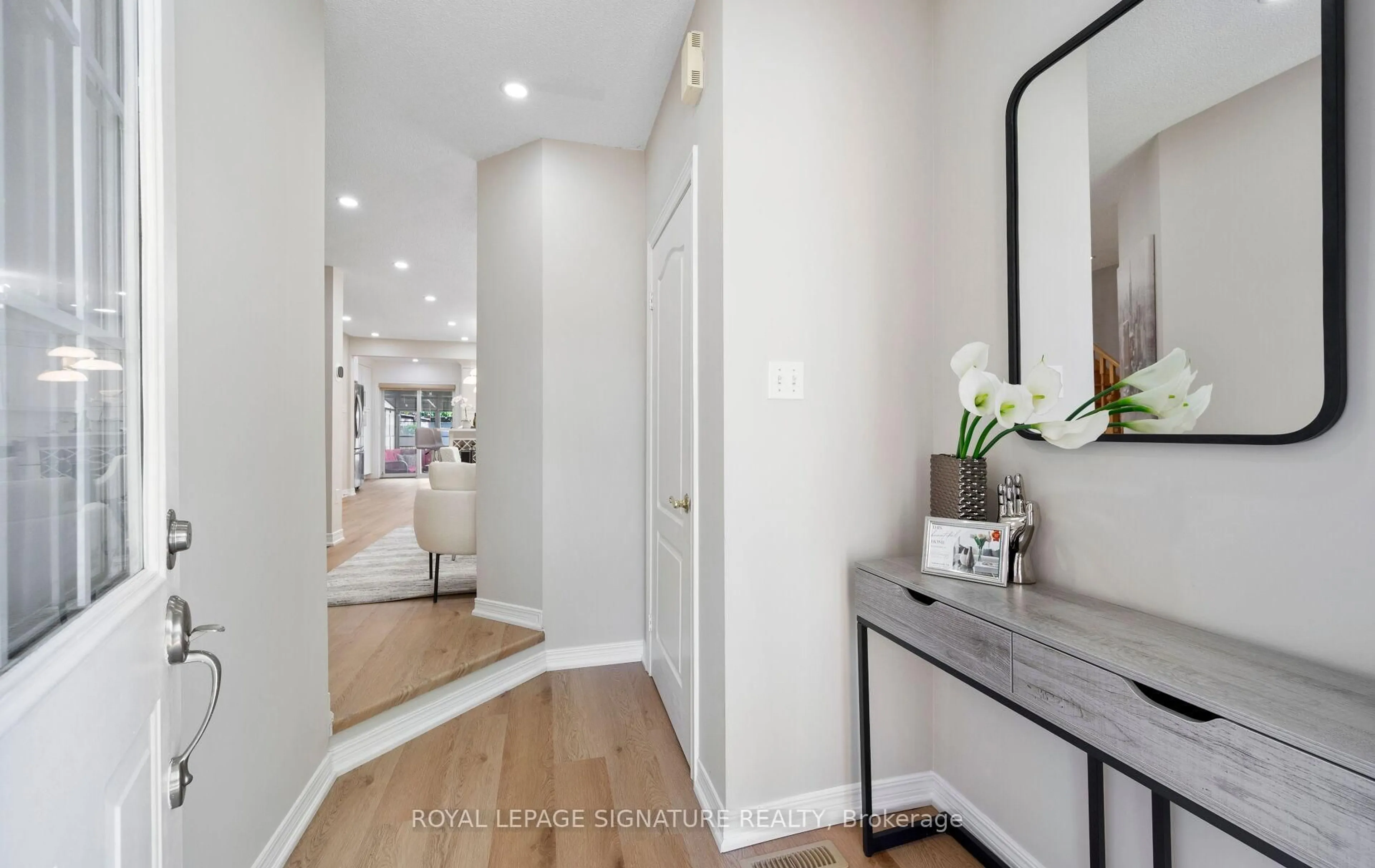 Indoor entryway for 383 Krotone Cres, Mississauga Ontario L5W 1T8