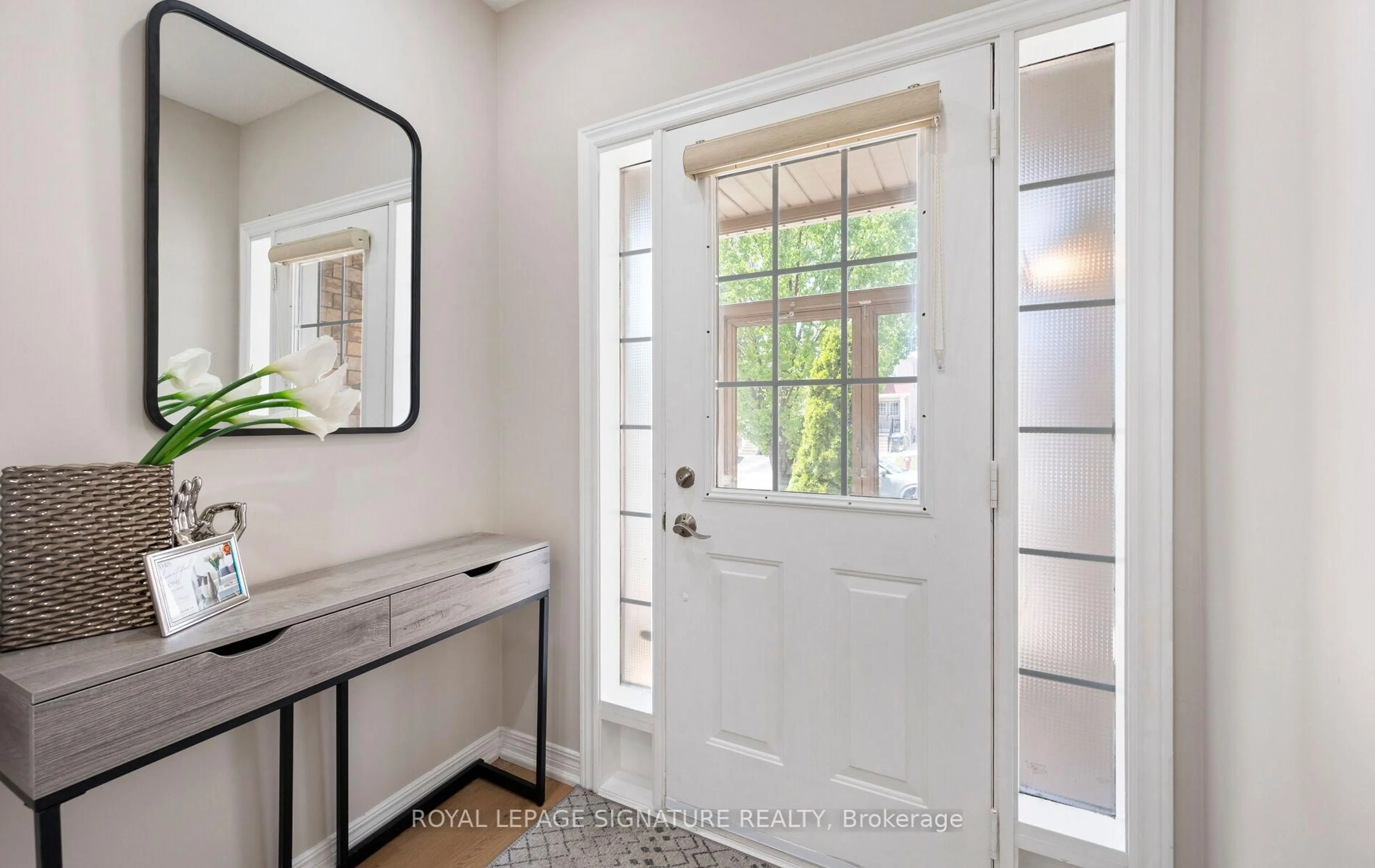 Indoor entryway for 383 Krotone Cres, Mississauga Ontario L5W 1T8