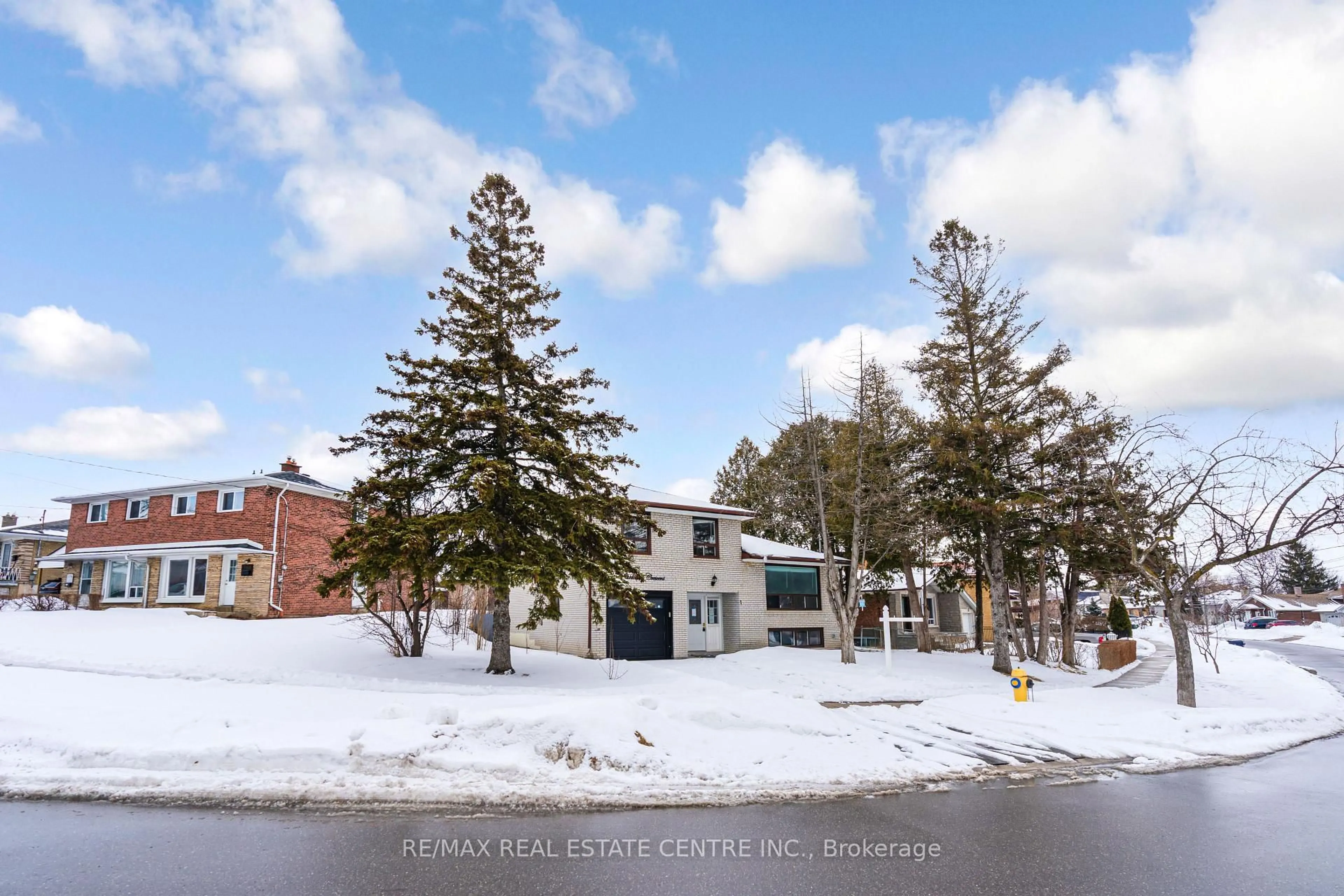 A pic from outside/outdoor area/front of a property/back of a property/a pic from drone, street for 1 Stanwood Cres, Toronto Ontario M9M 1Z8