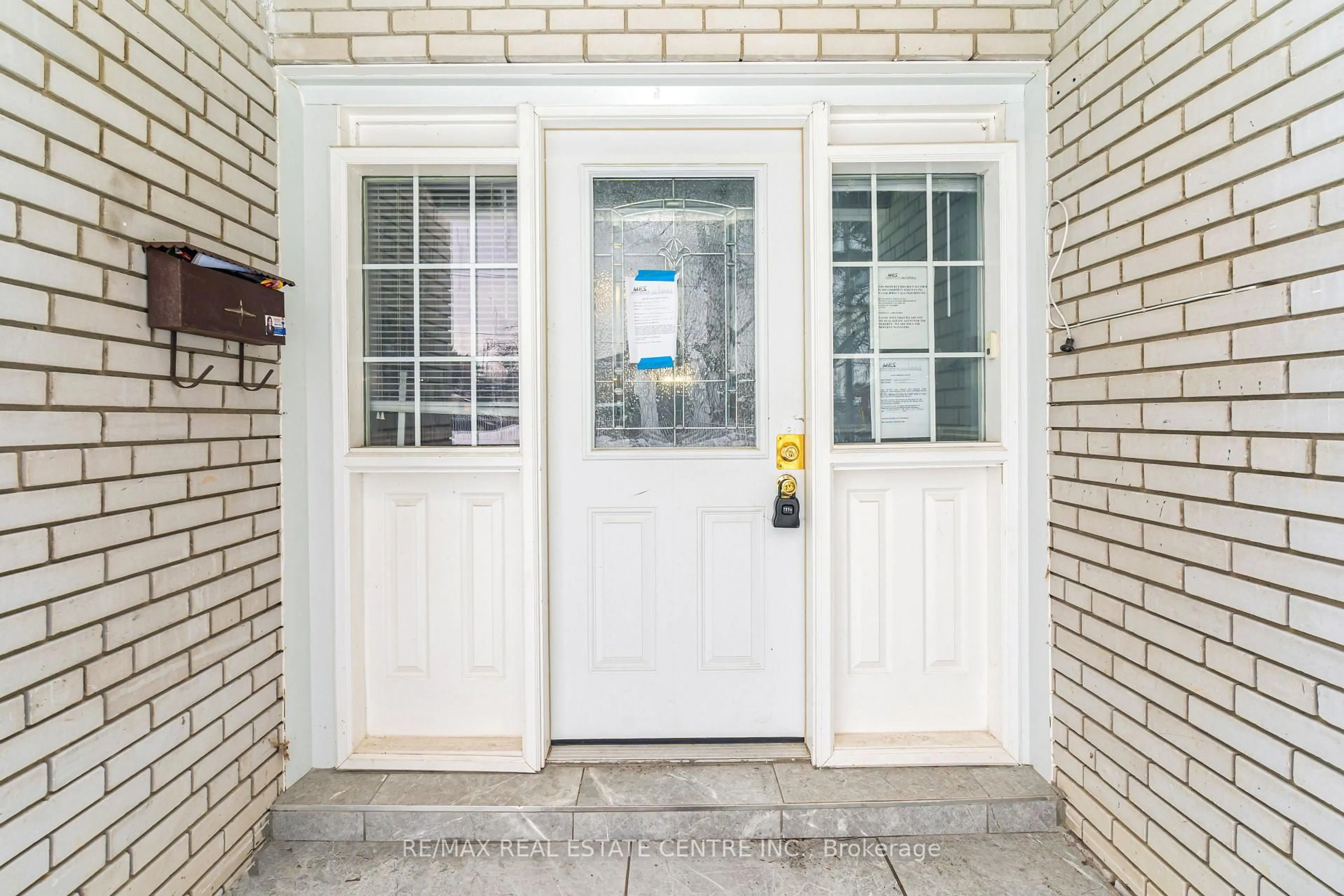 Indoor entryway for 1 Stanwood Cres, Toronto Ontario M9M 1Z8