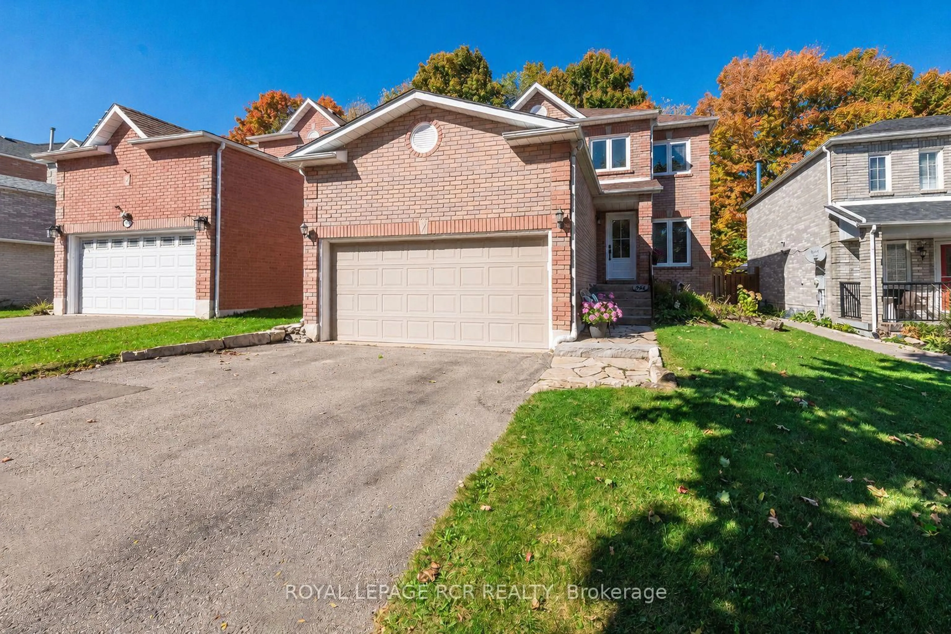 A pic from outside/outdoor area/front of a property/back of a property/a pic from drone, street for 194 Lisa Marie Dr, Orangeville Ontario L9W 4P7