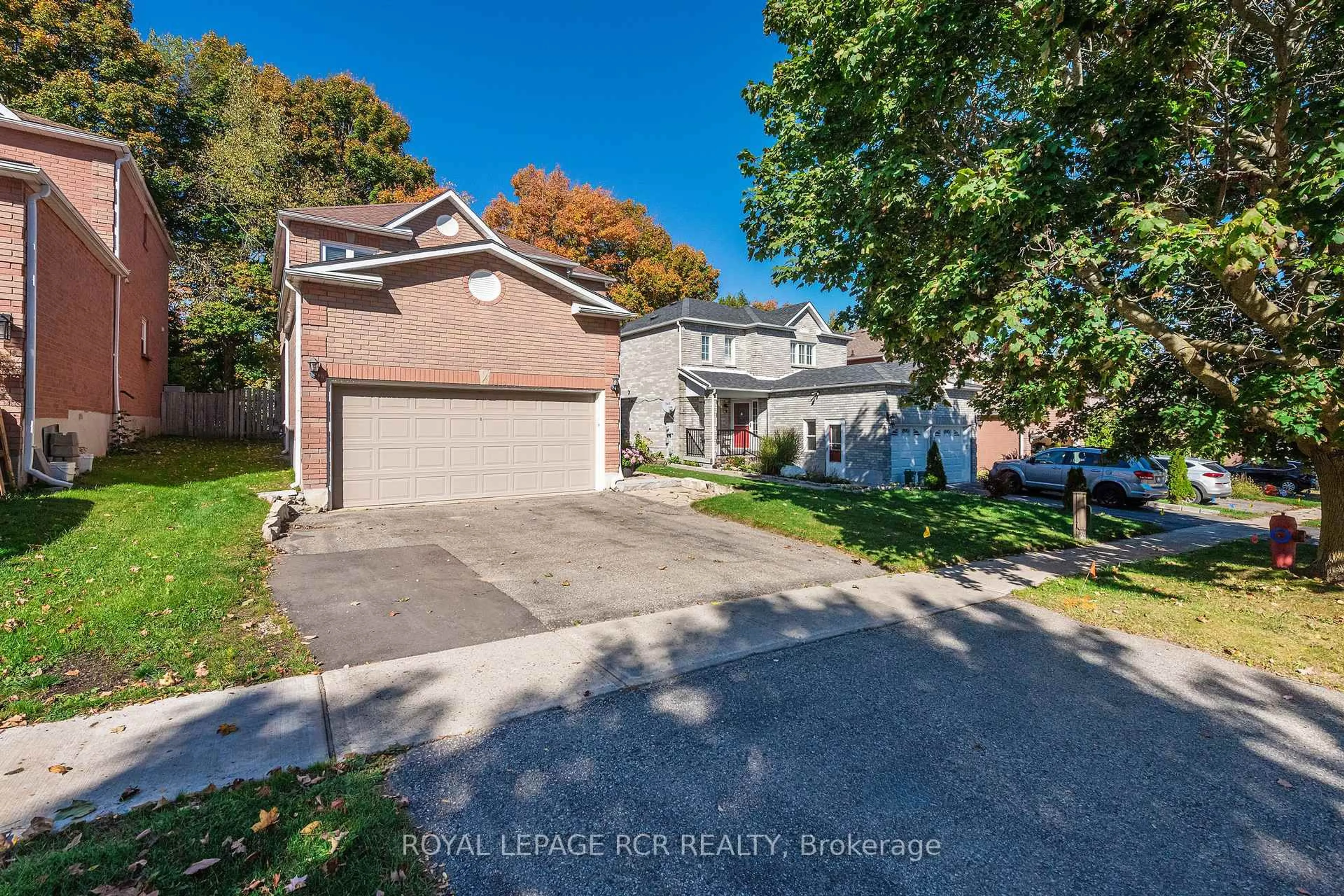 A pic from outside/outdoor area/front of a property/back of a property/a pic from drone, street for 194 Lisa Marie Dr, Orangeville Ontario L9W 4P7