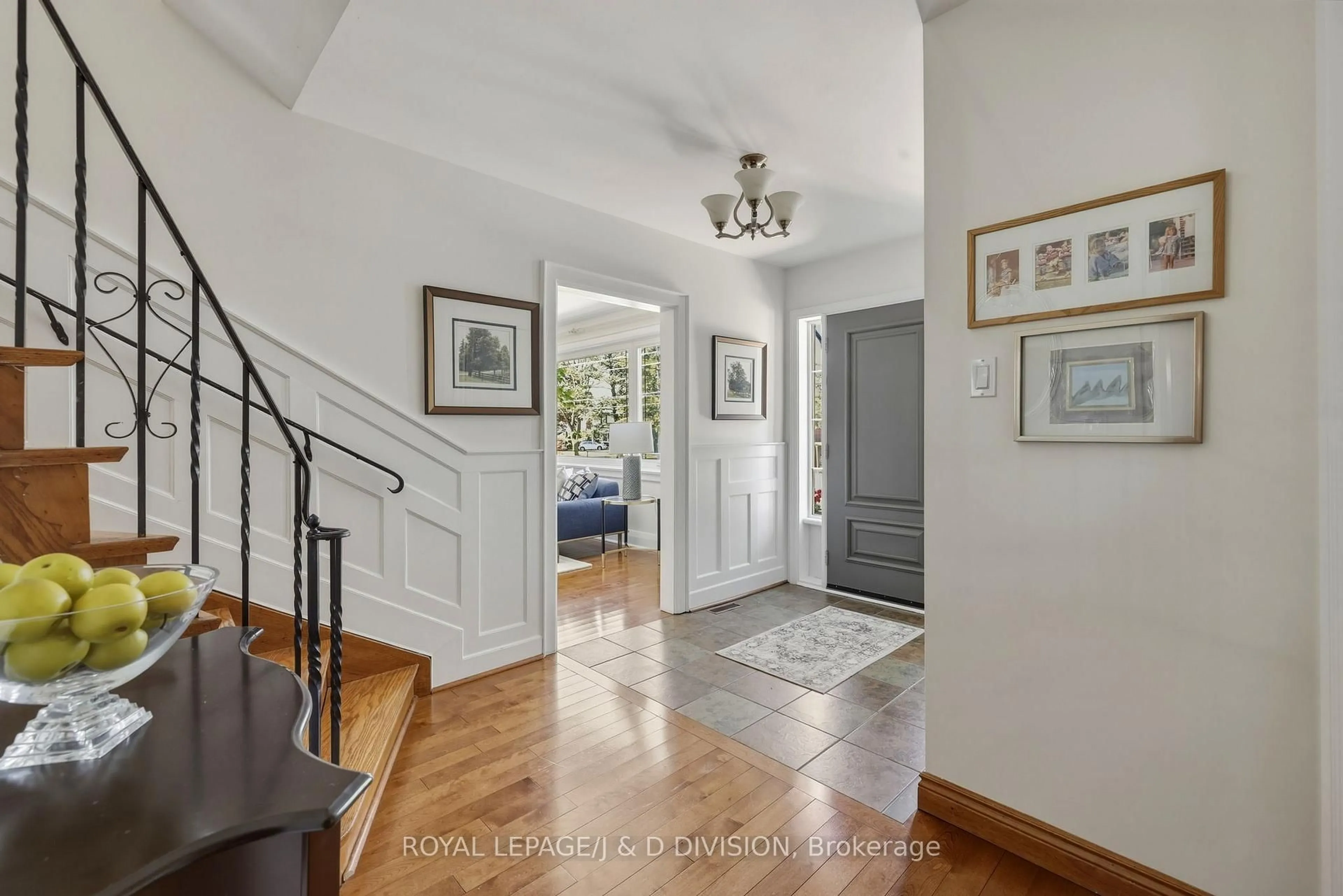Indoor entryway for 111 Warwood Rd, Toronto Ontario M9B 5B6
