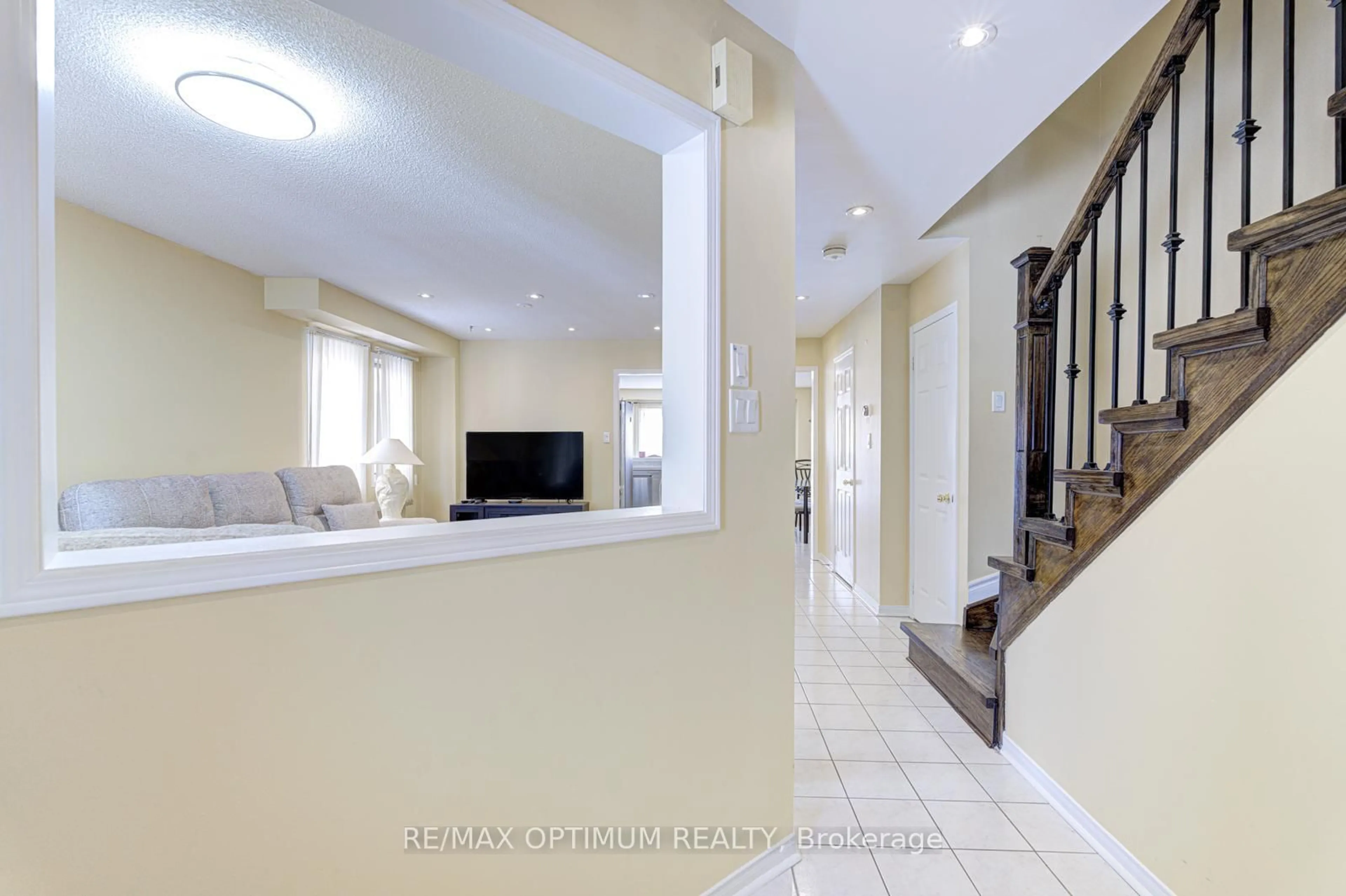 Indoor foyer for 26 Tumbleweed Tr, Brampton Ontario L6Y 5A1