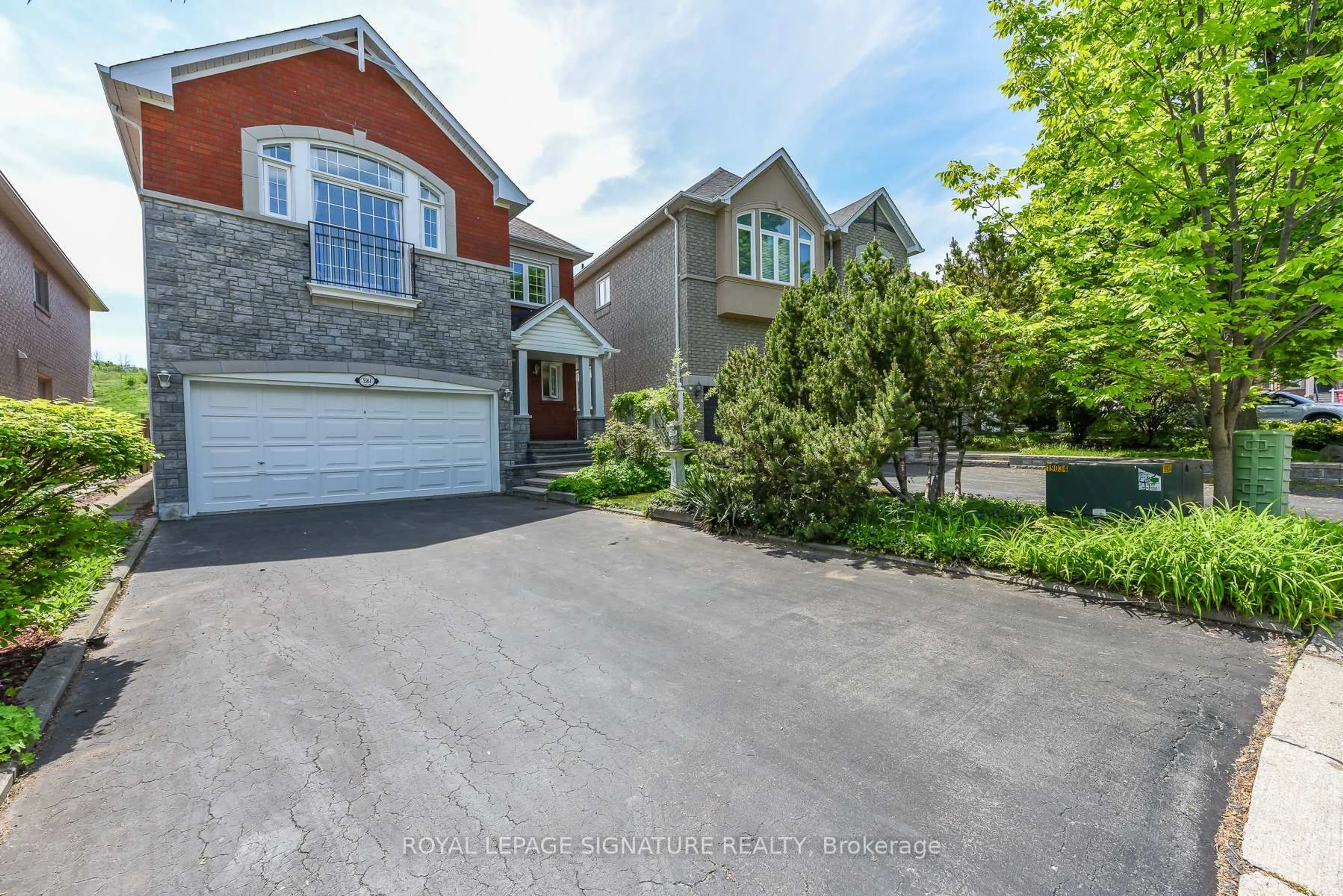 A pic from outside/outdoor area/front of a property/back of a property/a pic from drone, street for 5504 Windy Hill Crt, Mississauga Ontario L4Z 3W4