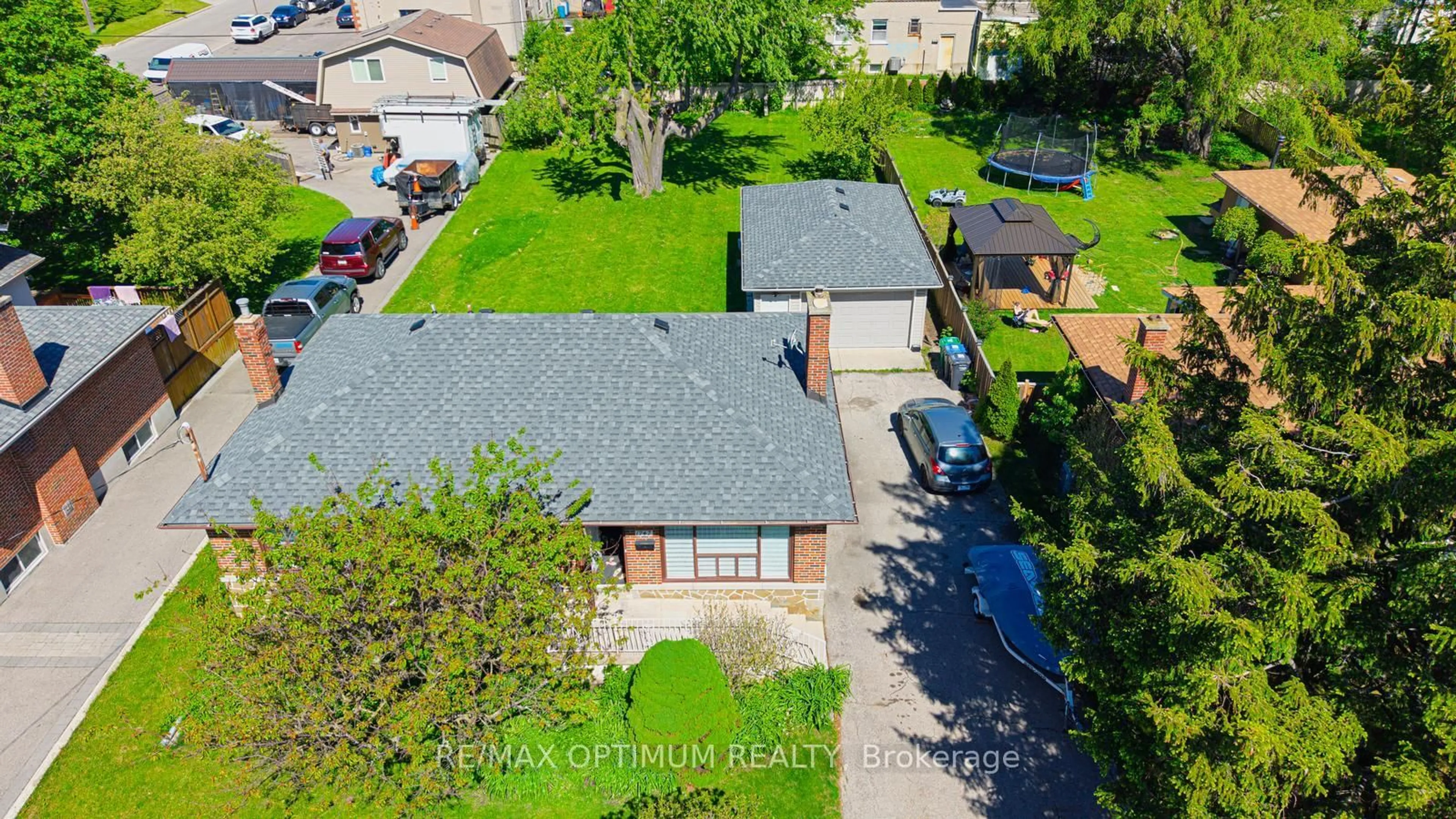 A pic from outside/outdoor area/front of a property/back of a property/a pic from drone, street for 1747 Coram Cres, Mississauga Ontario L4X 1L2