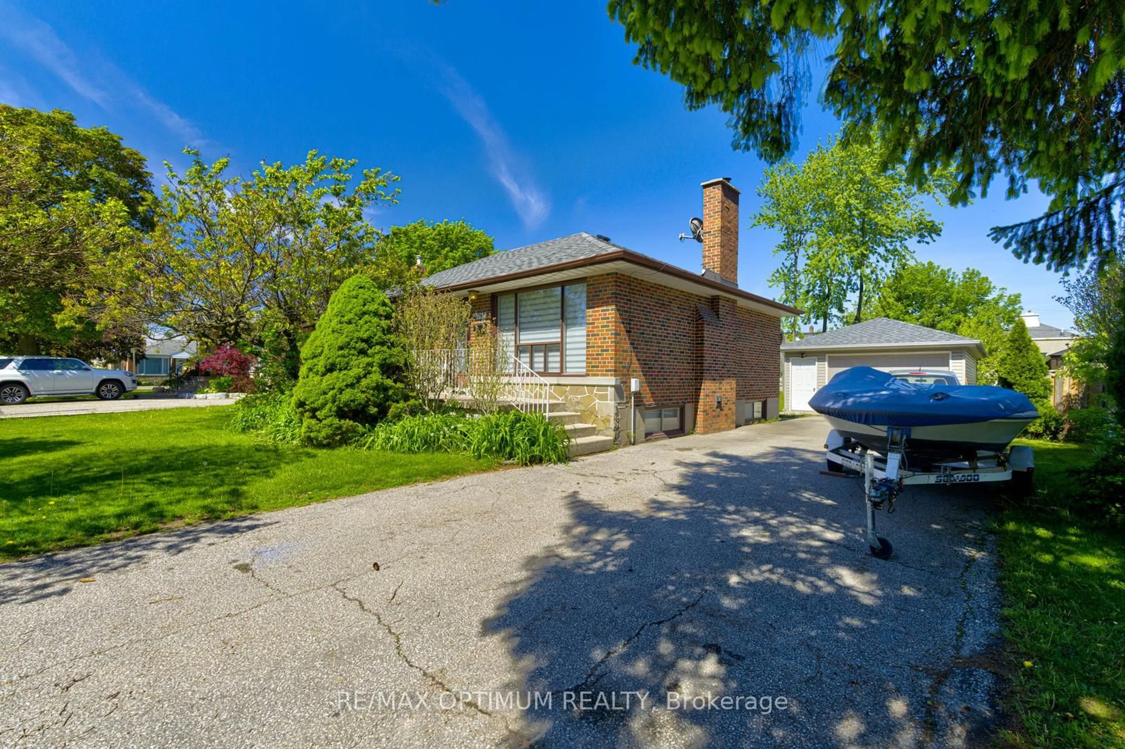 A pic from outside/outdoor area/front of a property/back of a property/a pic from drone, street for 1747 Coram Cres, Mississauga Ontario L4X 1L2