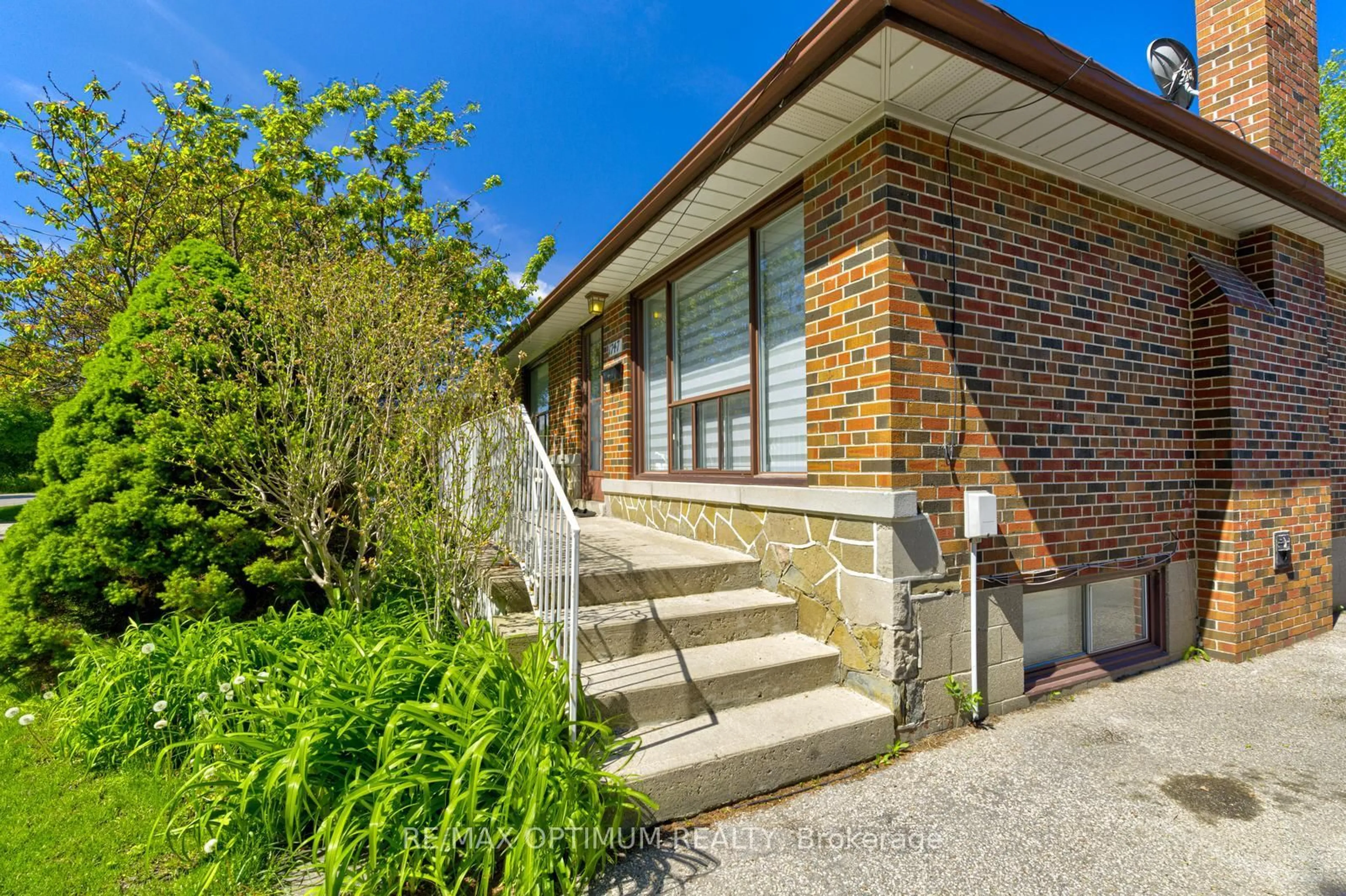 Home with brick exterior material, building for 1747 Coram Cres, Mississauga Ontario L4X 1L2