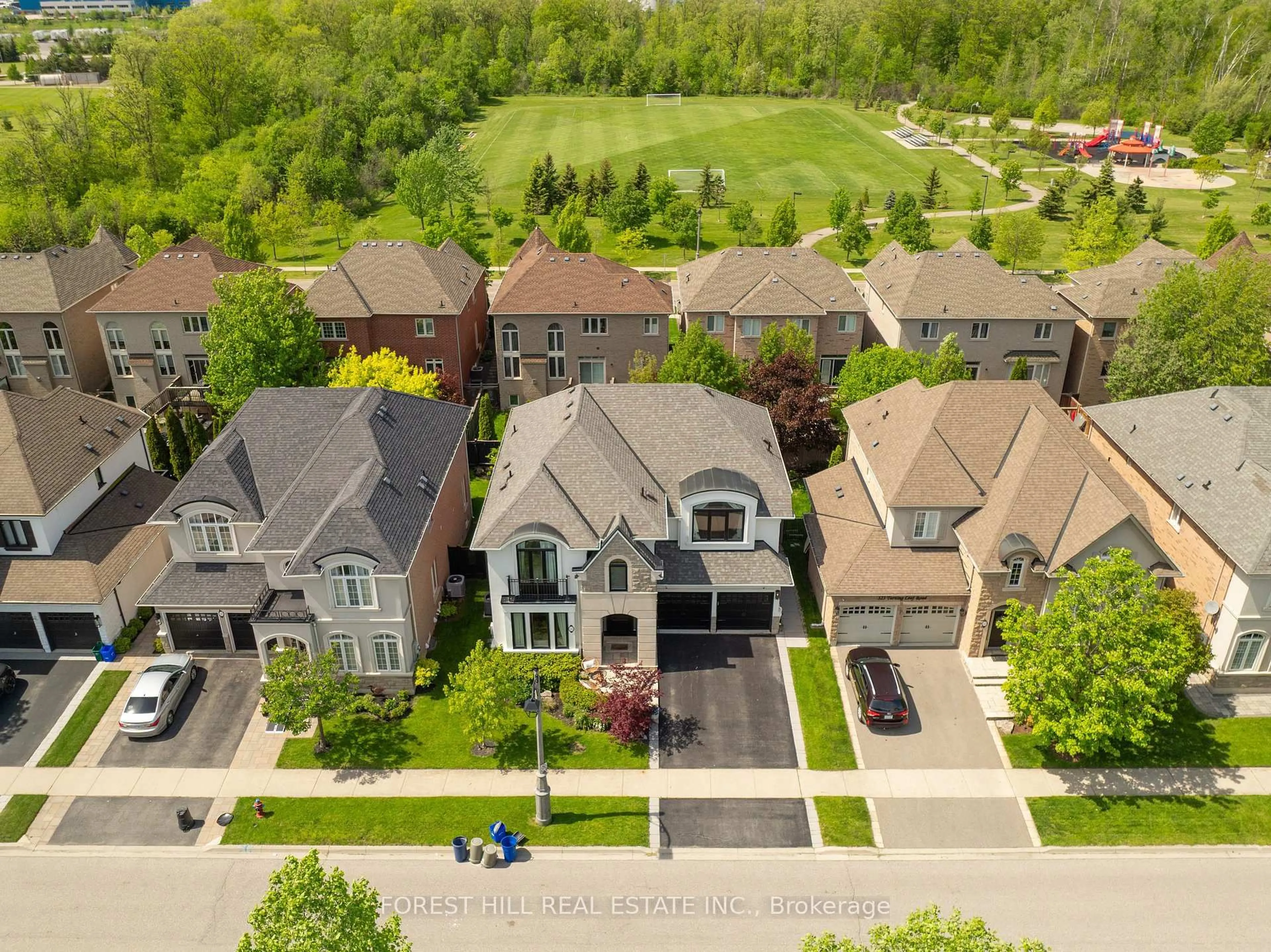 A pic from outside/outdoor area/front of a property/back of a property/a pic from drone, street for 327 Turning Leaf Rd, Oakville Ontario L6L 6W7