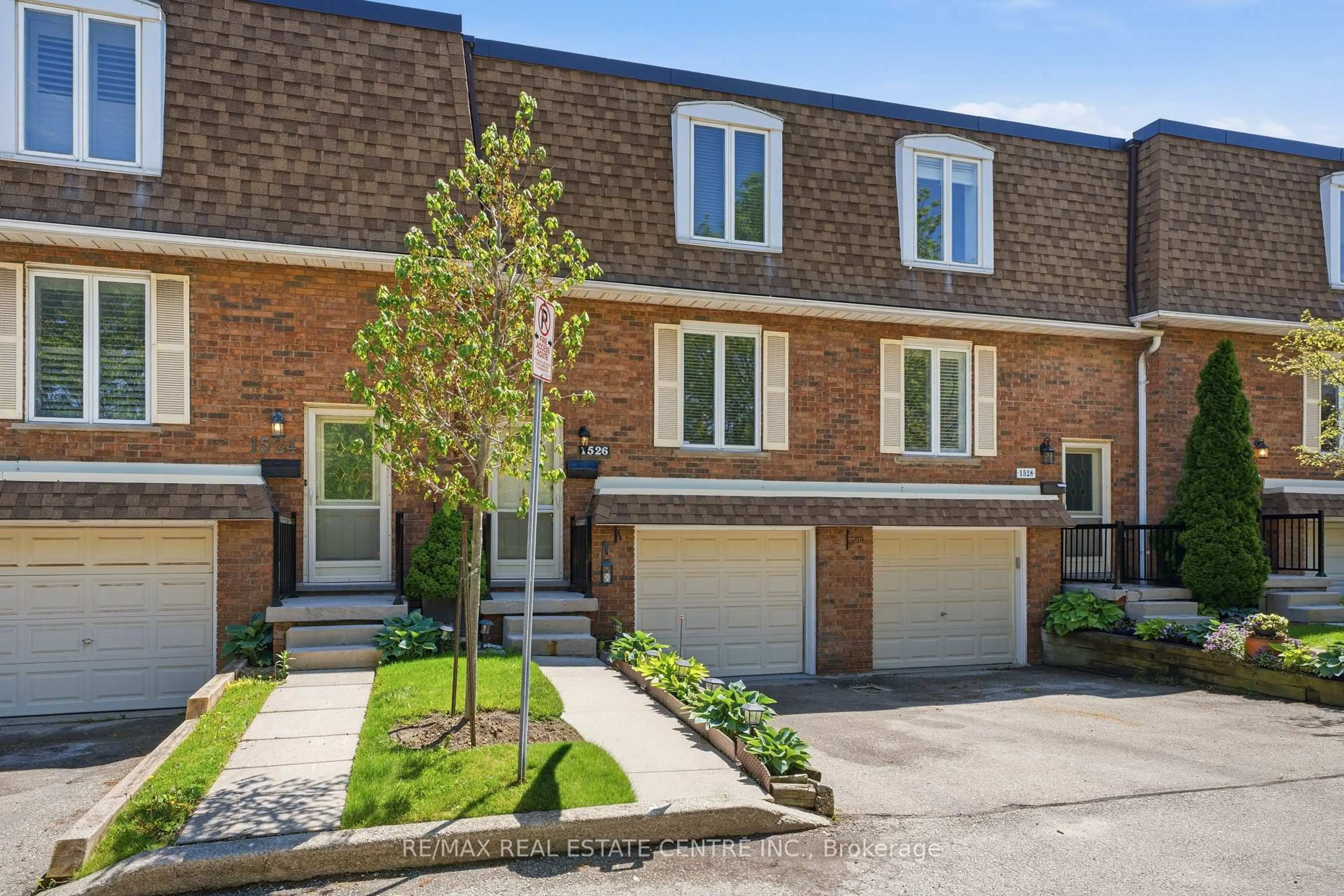 Home with brick exterior material, street for 1526 Westminster Manr #1526, Burlington Ontario L7P 2B5