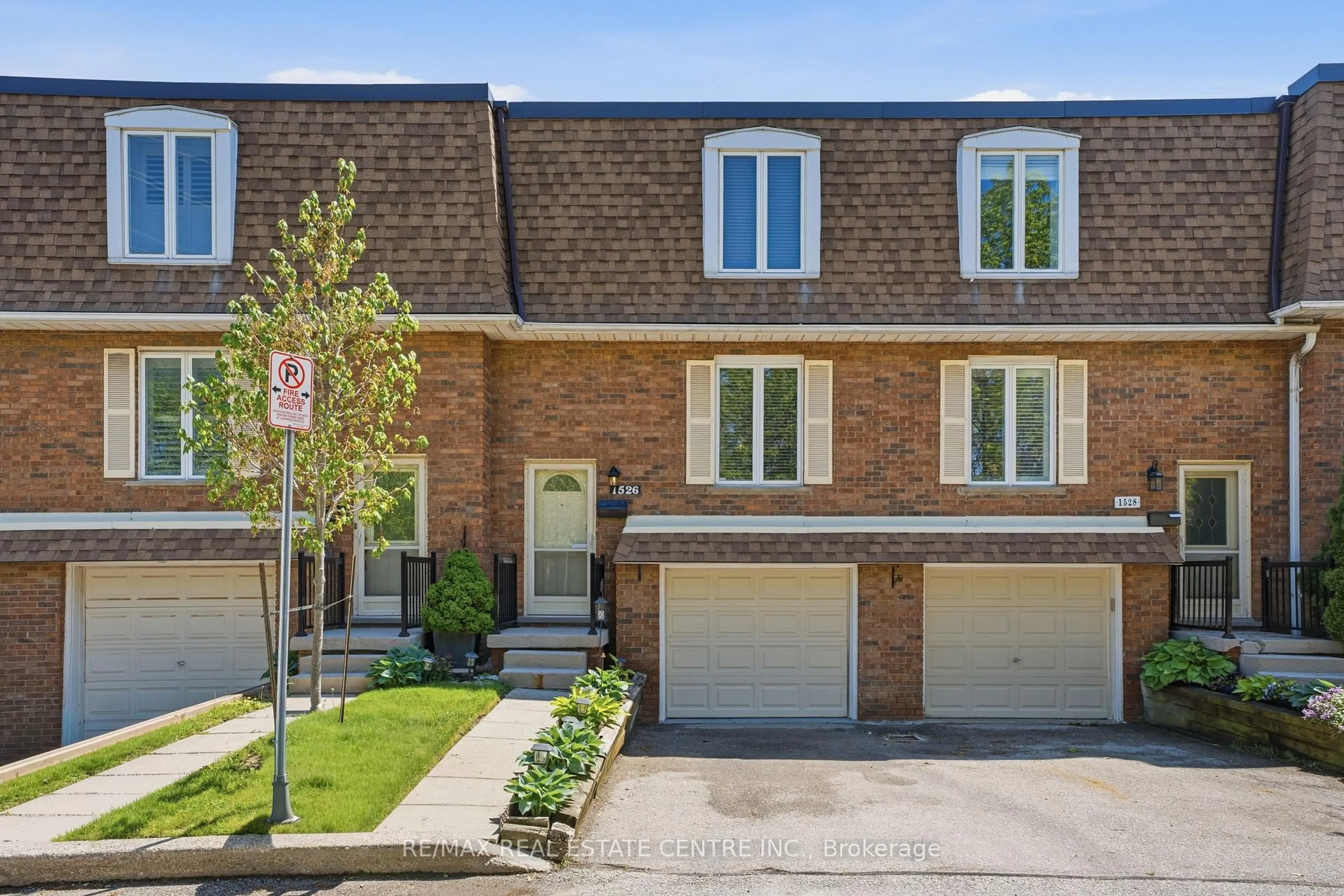 Home with brick exterior material, street for 1526 Westminster Manr #1526, Burlington Ontario L7P 2B5