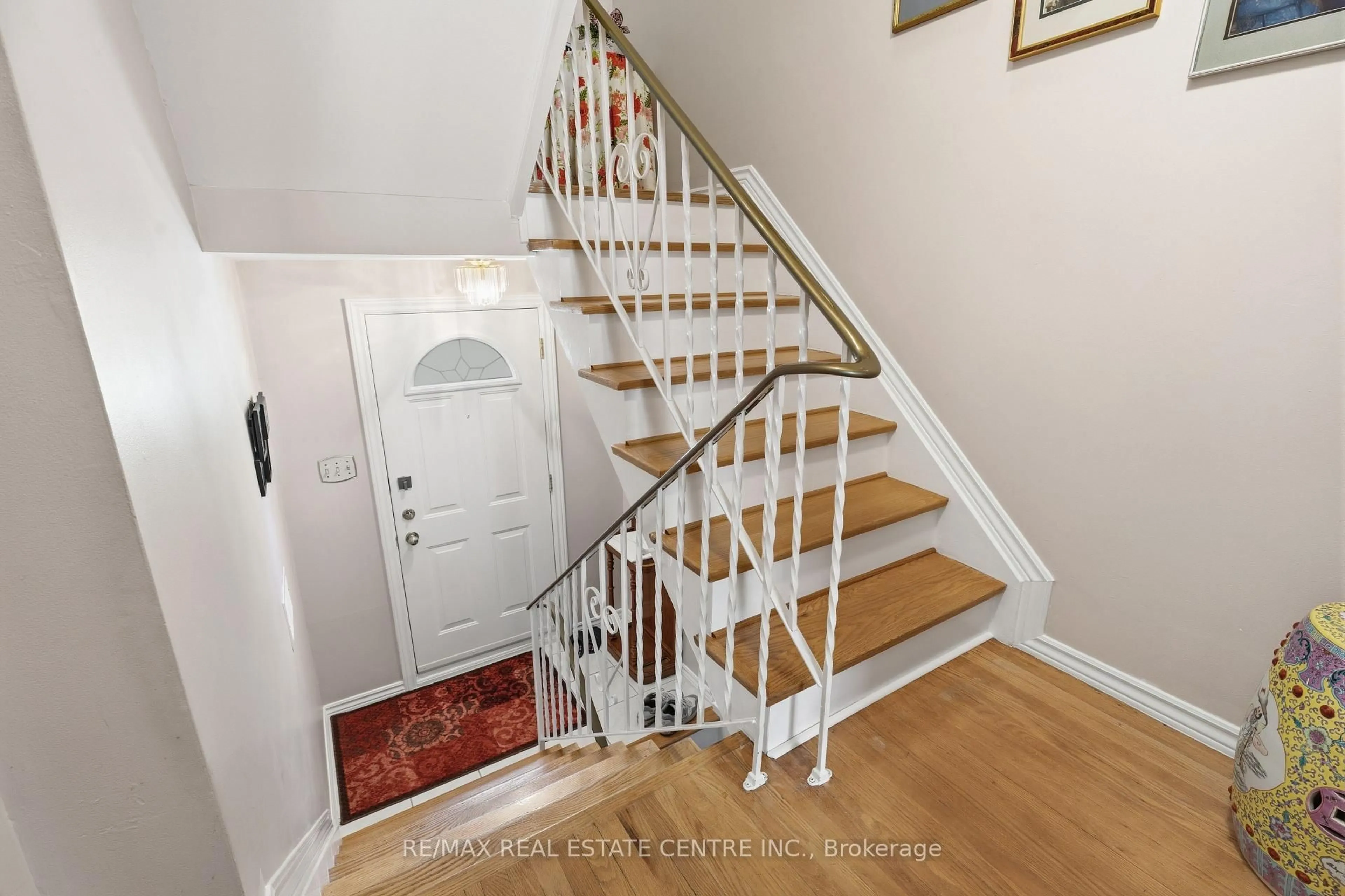 Stairs for 1526 Westminster Manr #1526, Burlington Ontario L7P 2B5