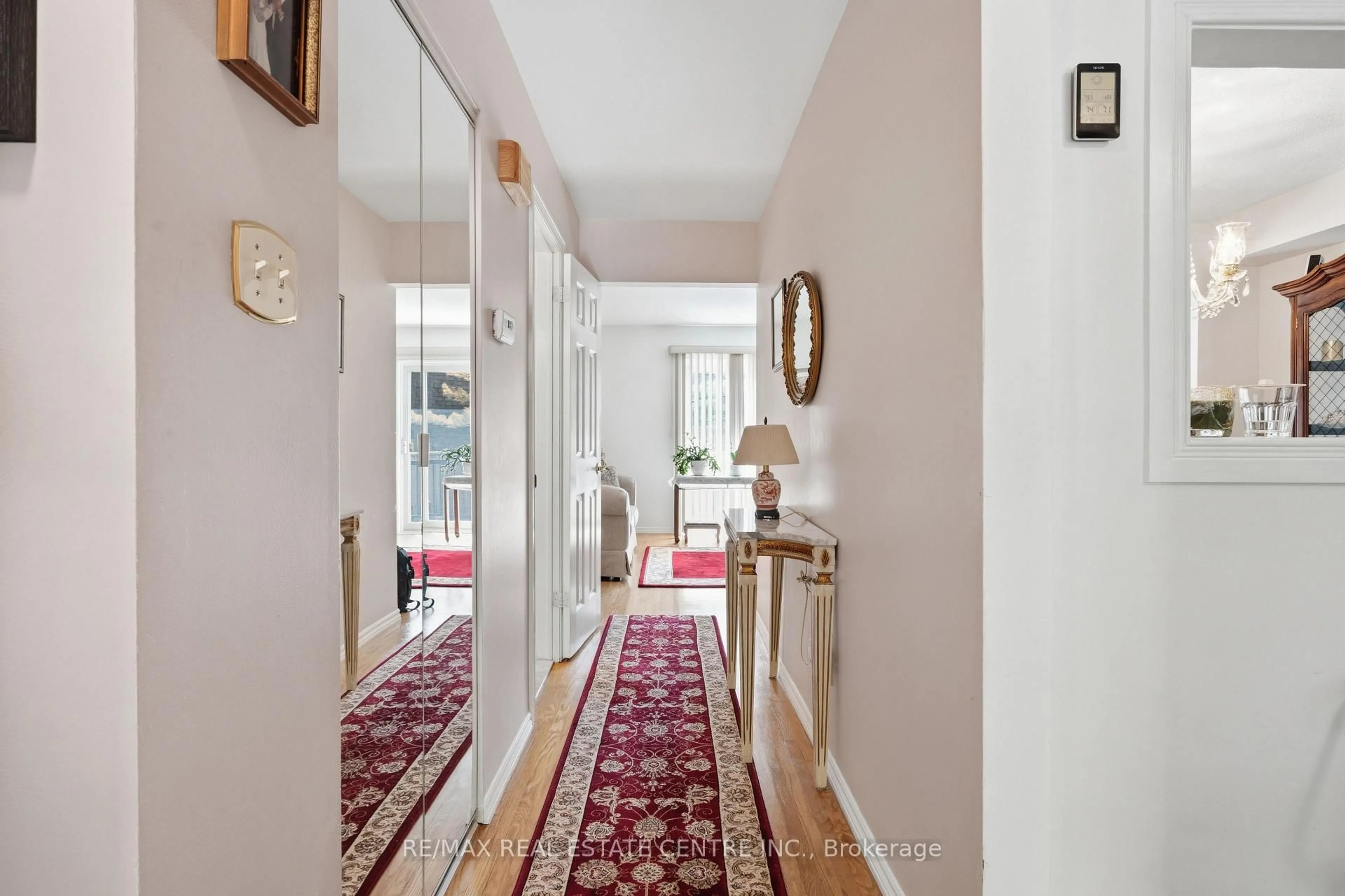 Indoor foyer for 1526 Westminster Manr #1526, Burlington Ontario L7P 2B5