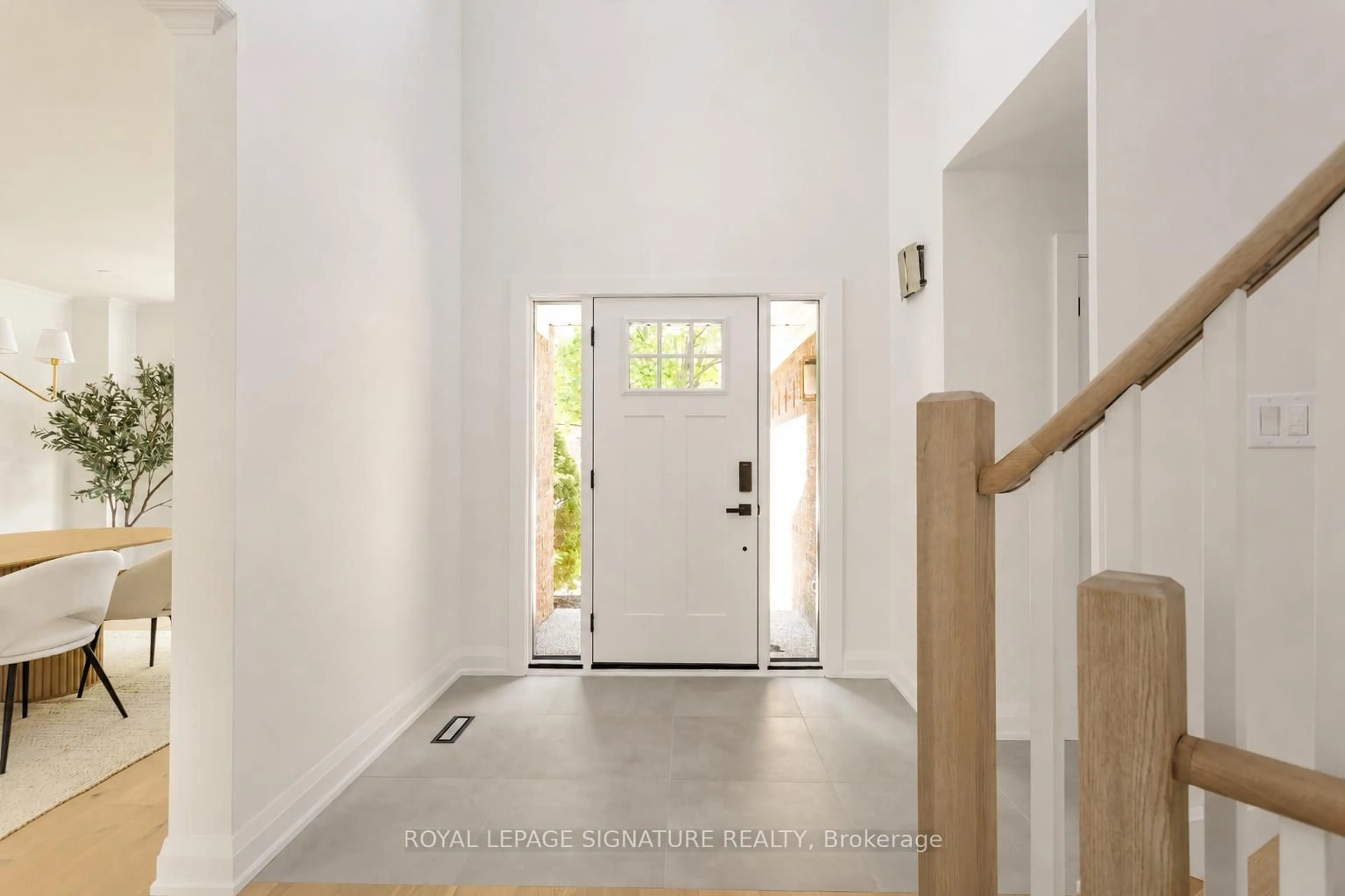 Indoor entryway for 1026 Oak Meadow Rd, Oakville Ontario L6M 1J7