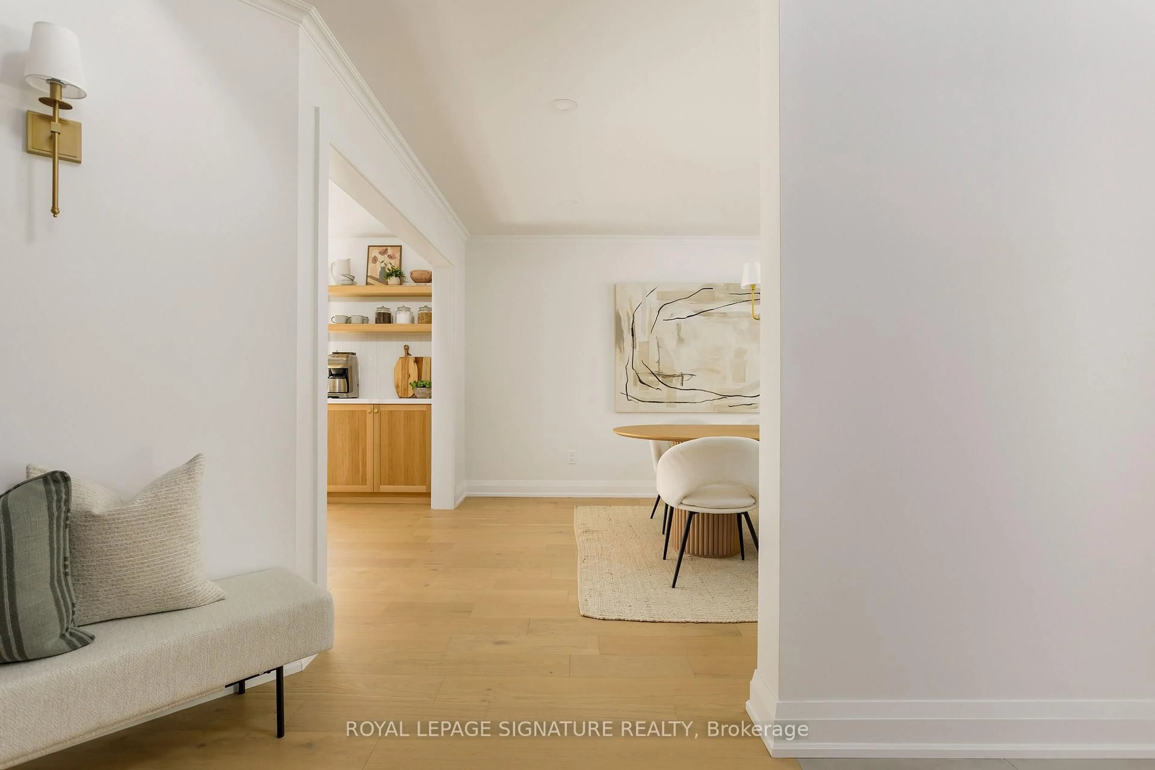 Indoor entryway for 1026 Oak Meadow Rd, Oakville Ontario L6M 1J7